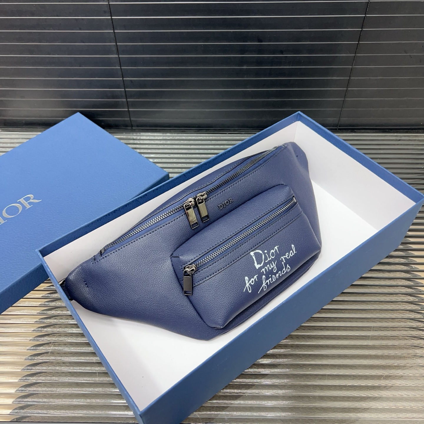 P225 DIOR 迪奥
Rider 2.0腰包 男女通用斜挎包 胸包 经典百搭 实物拍摄 原厂原版面料 配送防尘袋 32 x 17 cm。