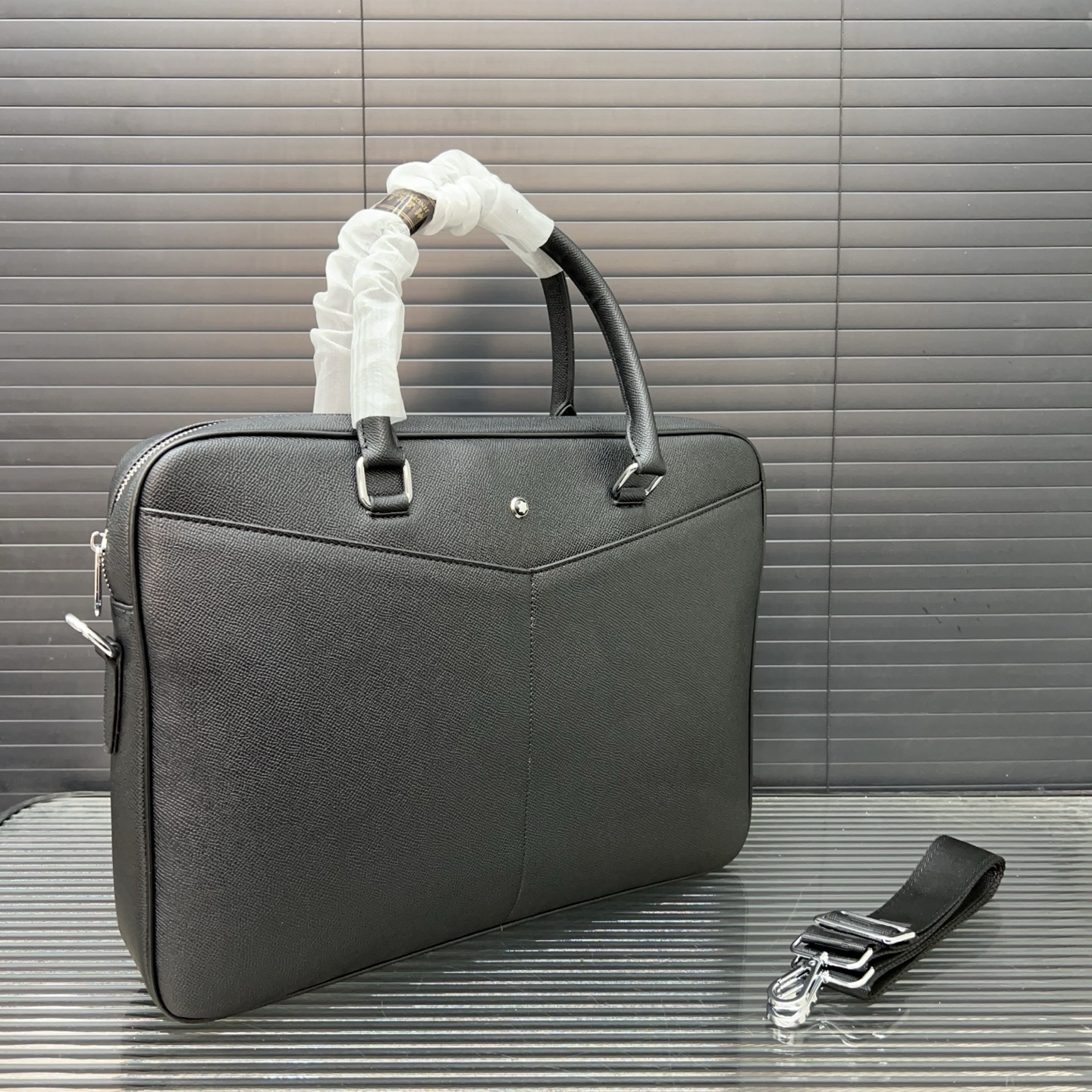P155 Montblanc 万宝龙
MONTBLANC 匠心系列手提包男包 男士公文包电脑包 经典百搭 实物拍摄 原厂原版面料  高端品质 配送防尘袋  28 x 38 cm。
