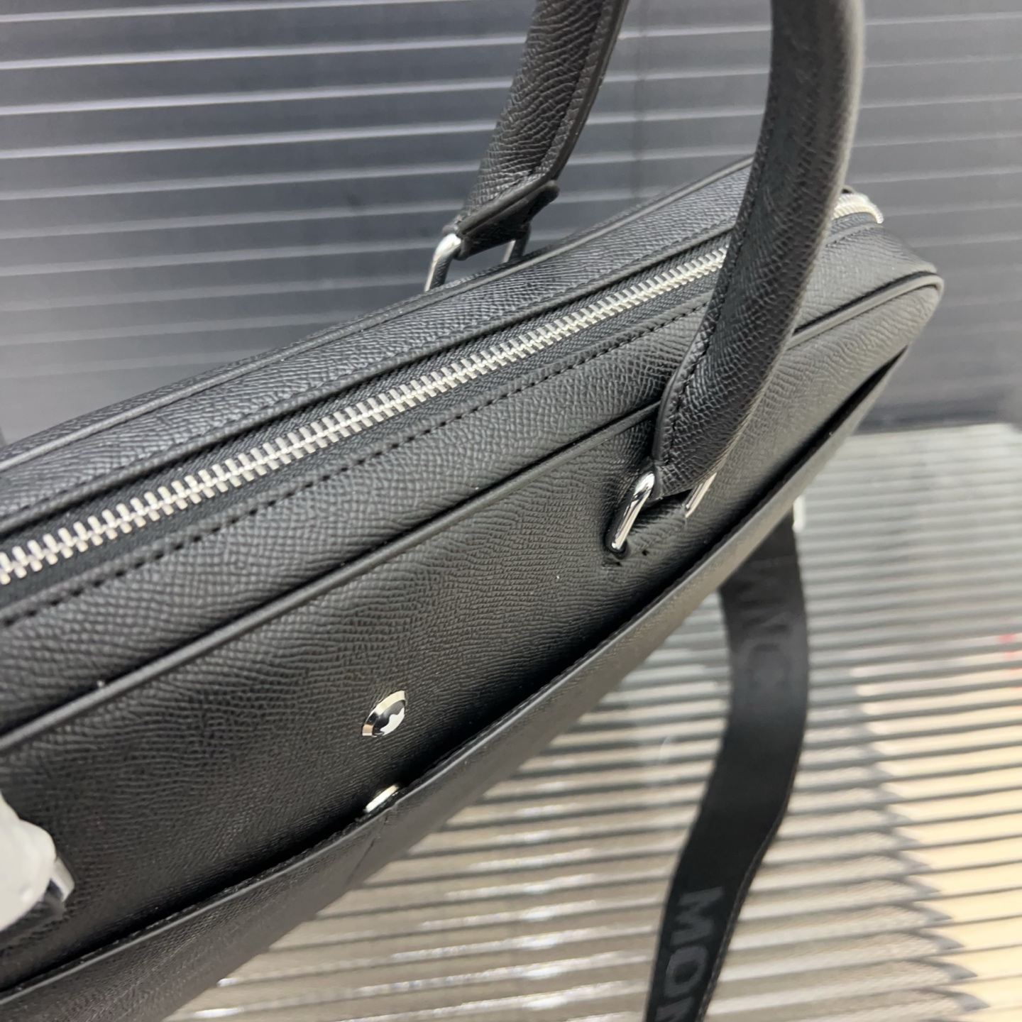 P155 Montblanc 万宝龙
MONTBLANC 匠心系列手提包男包 男士公文包电脑包 经典百搭 实物拍摄 原厂原版面料  高端品质 配送防尘袋  28 x 38 cm。