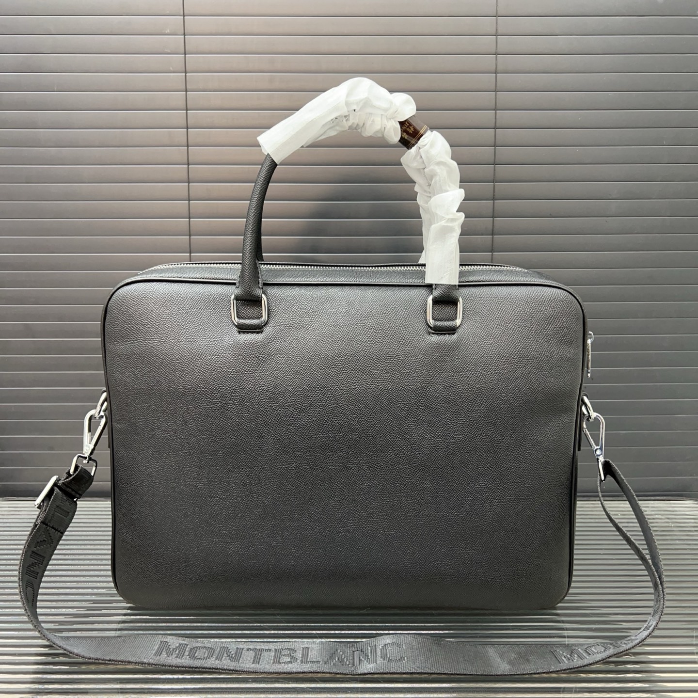 P155 Montblanc 万宝龙
MONTBLANC 匠心系列手提包男包 男士公文包电脑包 经典百搭 实物拍摄 原厂原版面料  高端品质 配送防尘袋  28 x 38 cm。