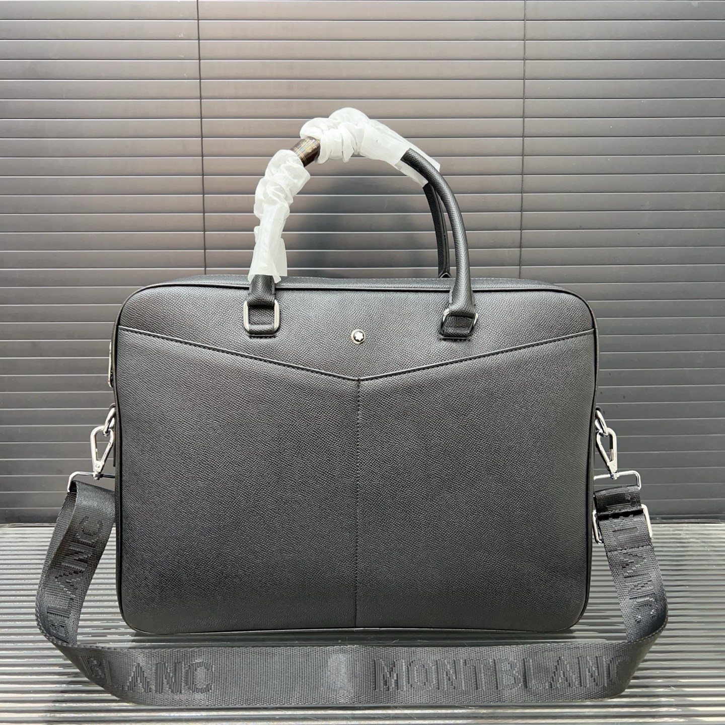P155 Montblanc 万宝龙
MONTBLANC 匠心系列手提包男包 男士公文包电脑包 经典百搭 实物拍摄 原厂原版面料  高端品质 配送防尘袋  28 x 38 cm。