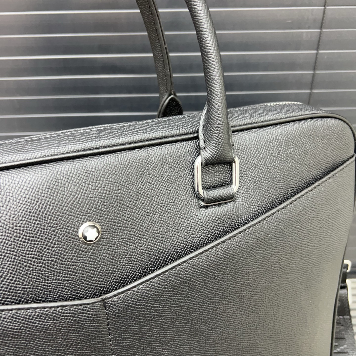 P155 Montblanc 万宝龙
MONTBLANC 匠心系列手提包男包 男士公文包电脑包 经典百搭 实物拍摄 原厂原版面料  高端品质 配送防尘袋  28 x 38 cm。