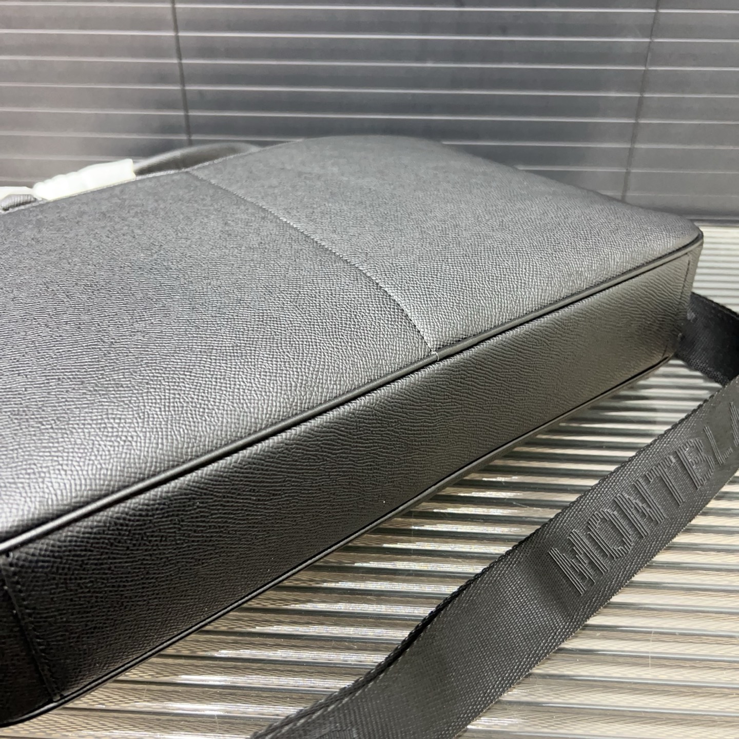 P155 Montblanc 万宝龙
MONTBLANC 匠心系列手提包男包 男士公文包电脑包 经典百搭 实物拍摄 原厂原版面料  高端品质 配送防尘袋  28 x 38 cm。