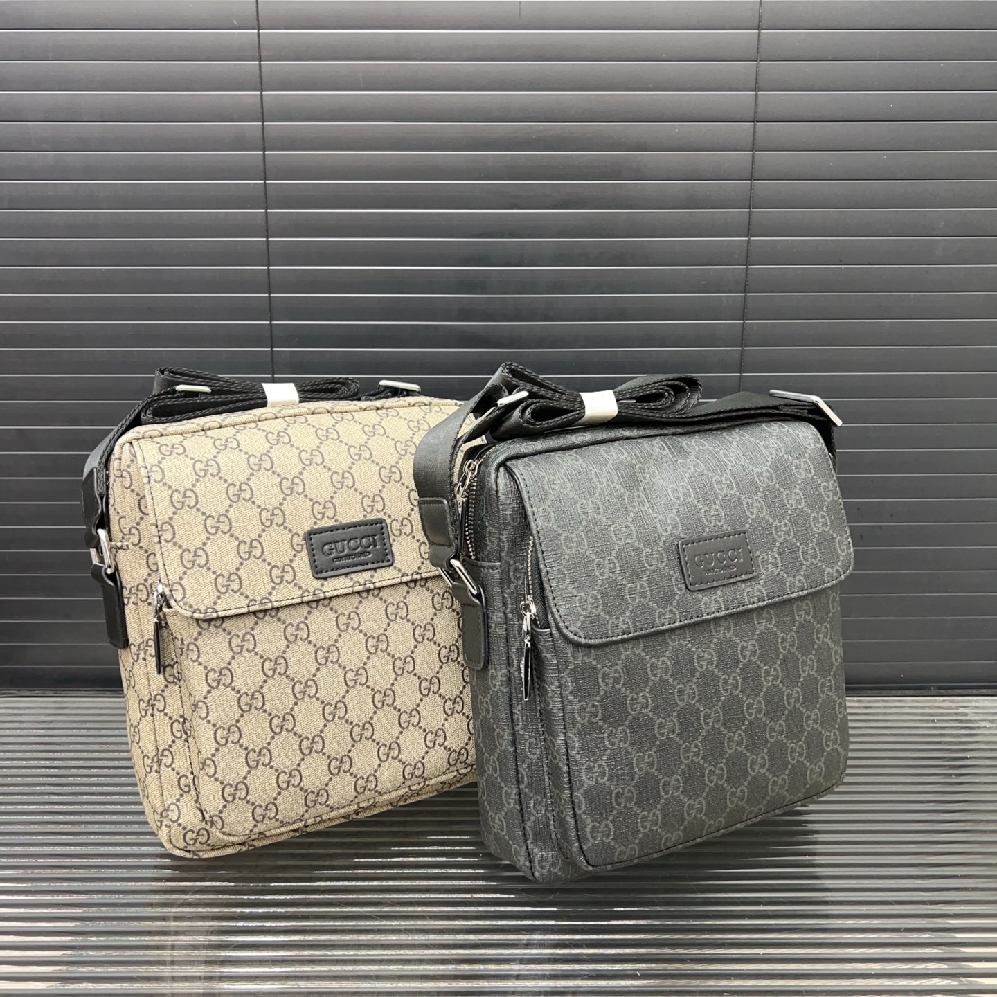 P175 Gucci 古奇
翻盖邮差包 男士斜挎包 实物拍摄 原厂原版面料 配送防尘袋 24 x 21 cm