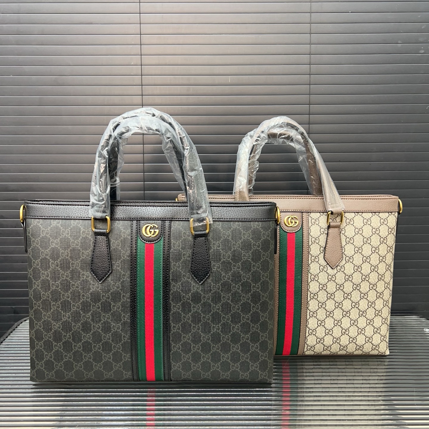 P190 Gucci 古奇
GG印花男包公文包 手提包 电脑包 经典百搭 实物拍摄 原厂原版面料 配送防尘袋 28 x 38 cm。