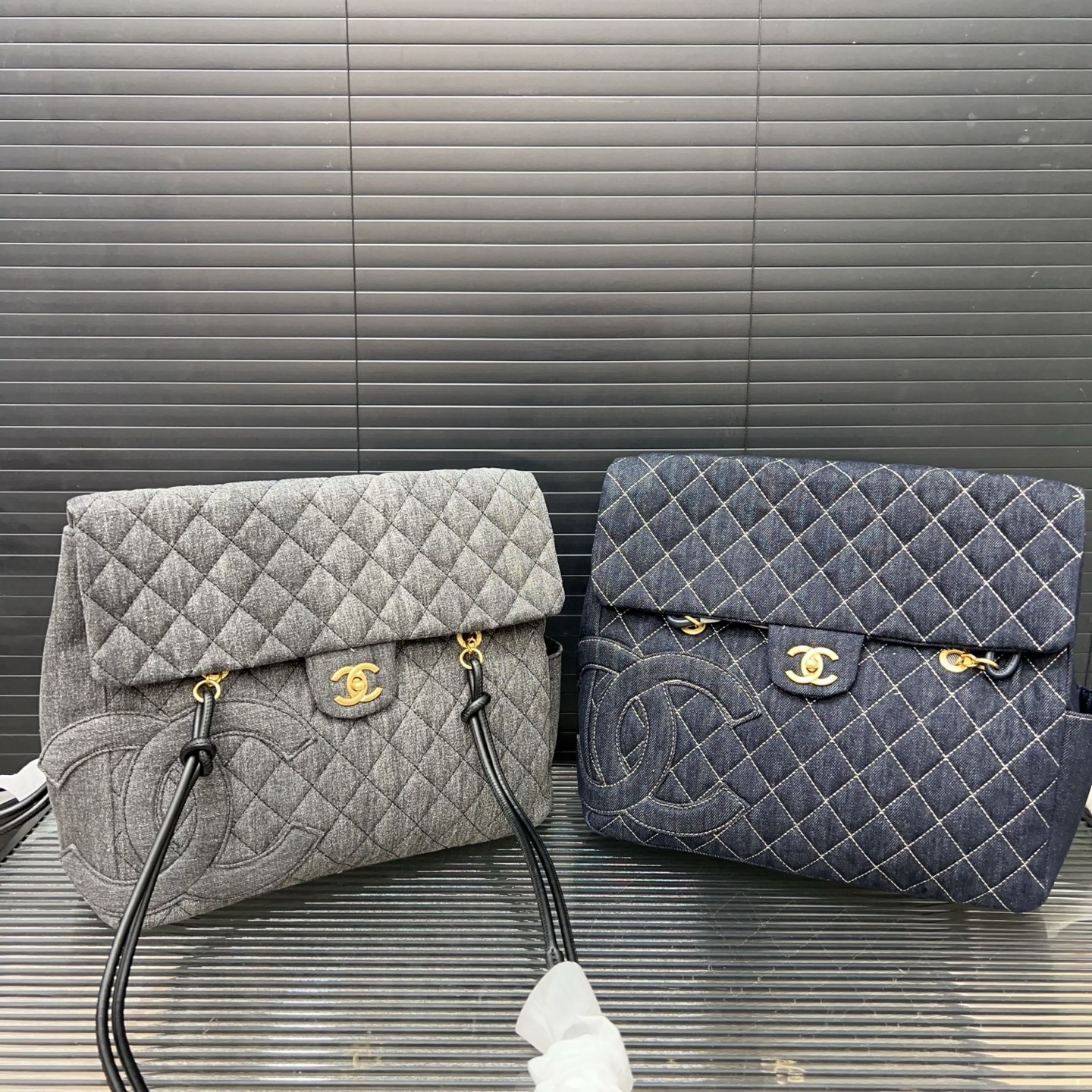 P235 CHANEL 香奈儿
购物袋 手提袋 手提包 经典百搭 实物拍摄 原厂原版面料 高端品质 配送防尘袋 35 x 32 cm。