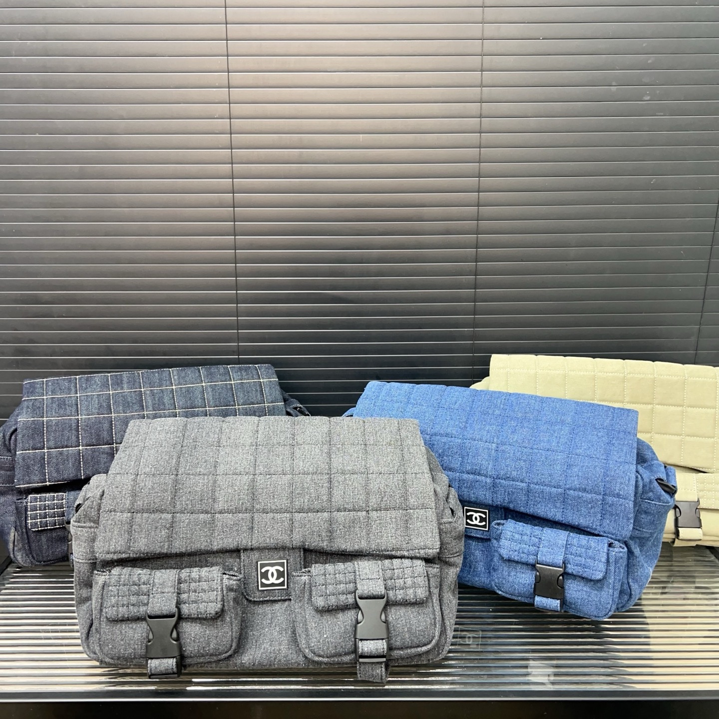 P235 CHANEL 香奈儿
中古男女同款单肩斜挎包经典百搭 实物拍摄 原厂原版面料 高端品质 配送防尘袋 34 x 16cm。