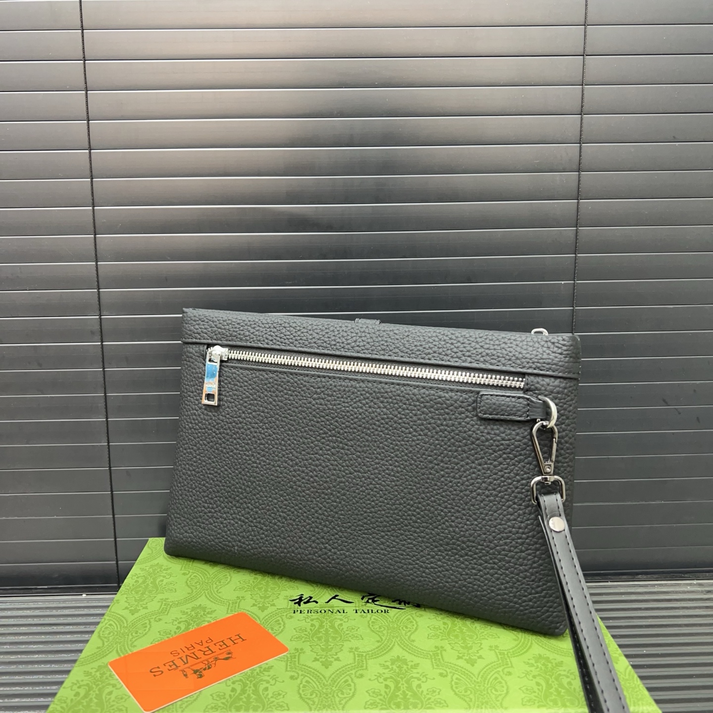 P115 Hermès 爱马仕
牛皮男士手拿包 手包 高端品质 配送防尘袋 规格26 x 18cm
