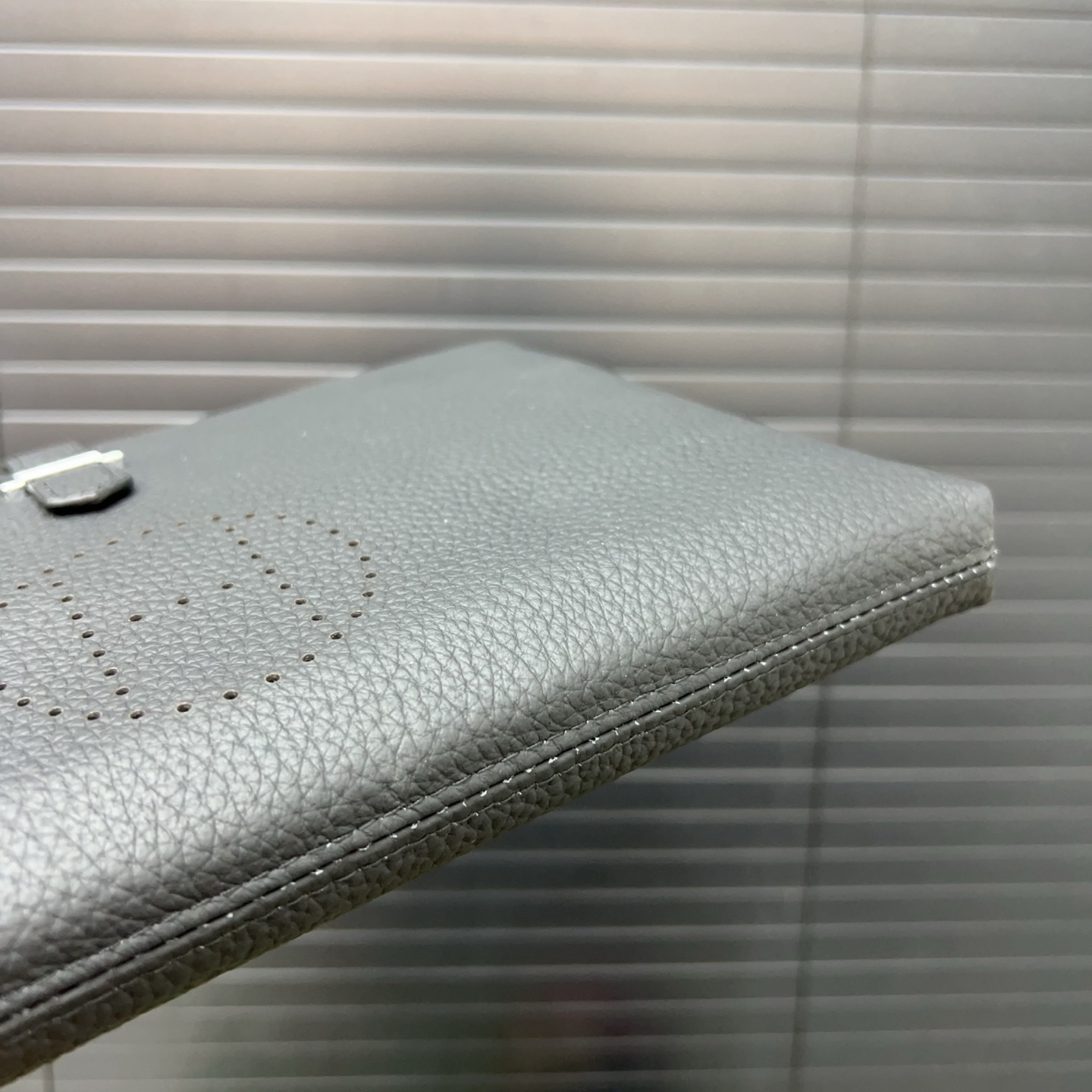 P115 Hermès 爱马仕
牛皮男士手拿包 手包 高端品质 配送防尘袋 规格26 x 18cm