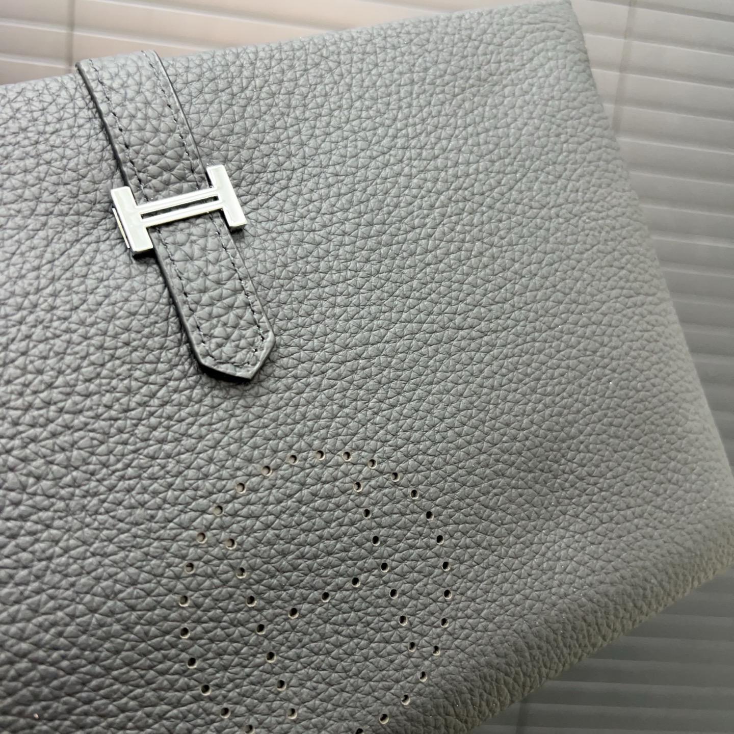 P115 Hermès 爱马仕
牛皮男士手拿包 手包 高端品质 配送防尘袋 规格26 x 18cm