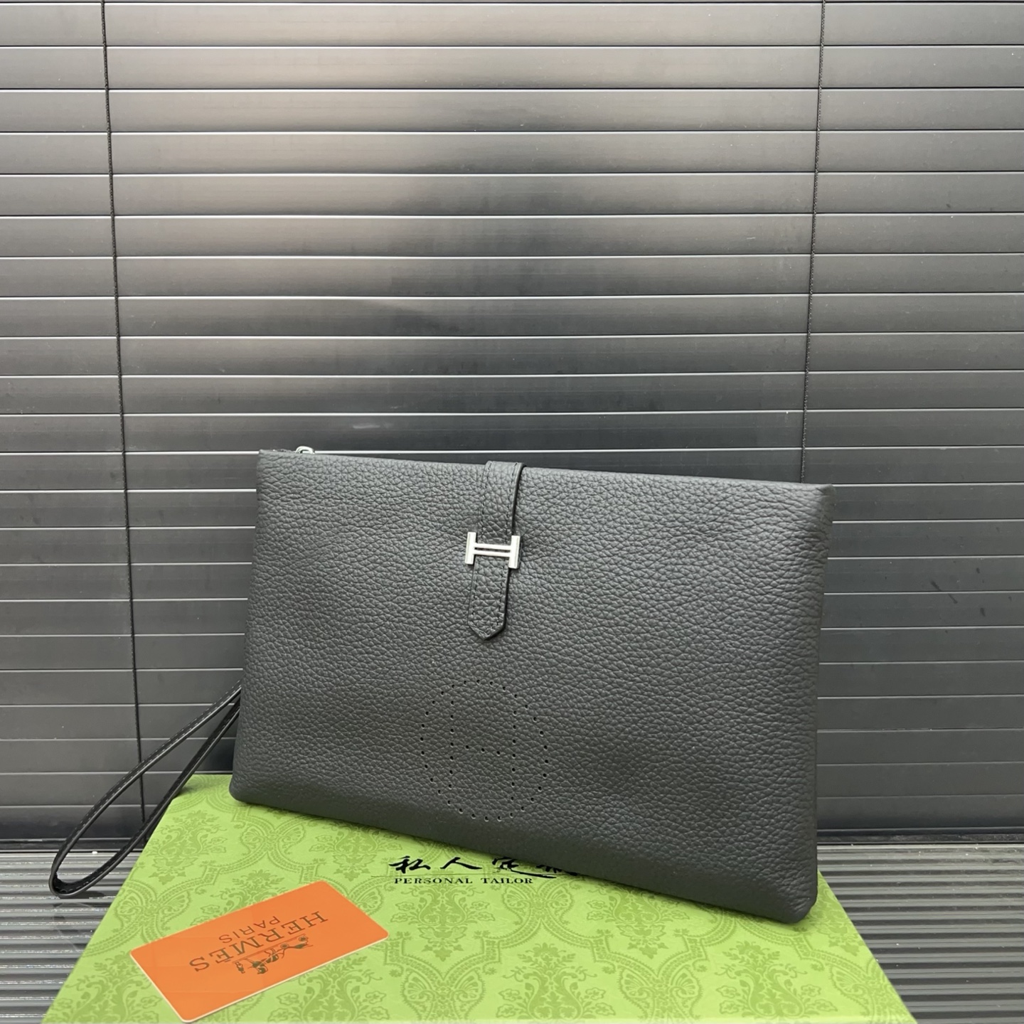 P115 Hermès 爱马仕
牛皮男士手拿包 手包 高端品质 配送防尘袋 规格26 x 18cm