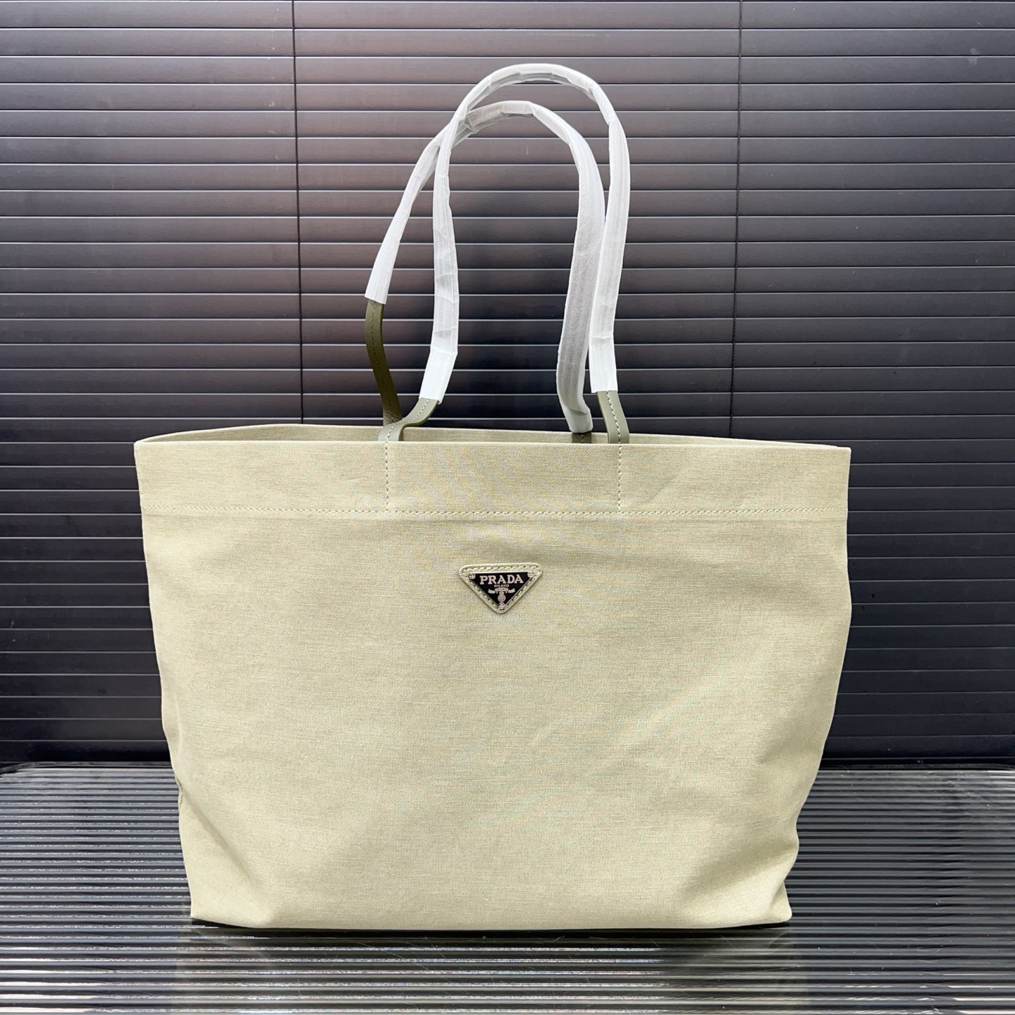 P200 Prada 普拉达
Saffiano尼龙布购物袋 托特包 💼 大号手提包 采用优质原厂降落伞布🐂材质 规格: 30 x 40cm