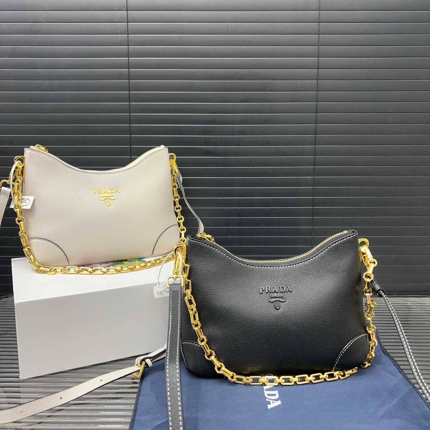 P210 PRADA 普拉达
牛角包 男女同款单肩斜挎包经典百搭 实物拍摄 配送防尘袋礼盒 18 x 27 cm