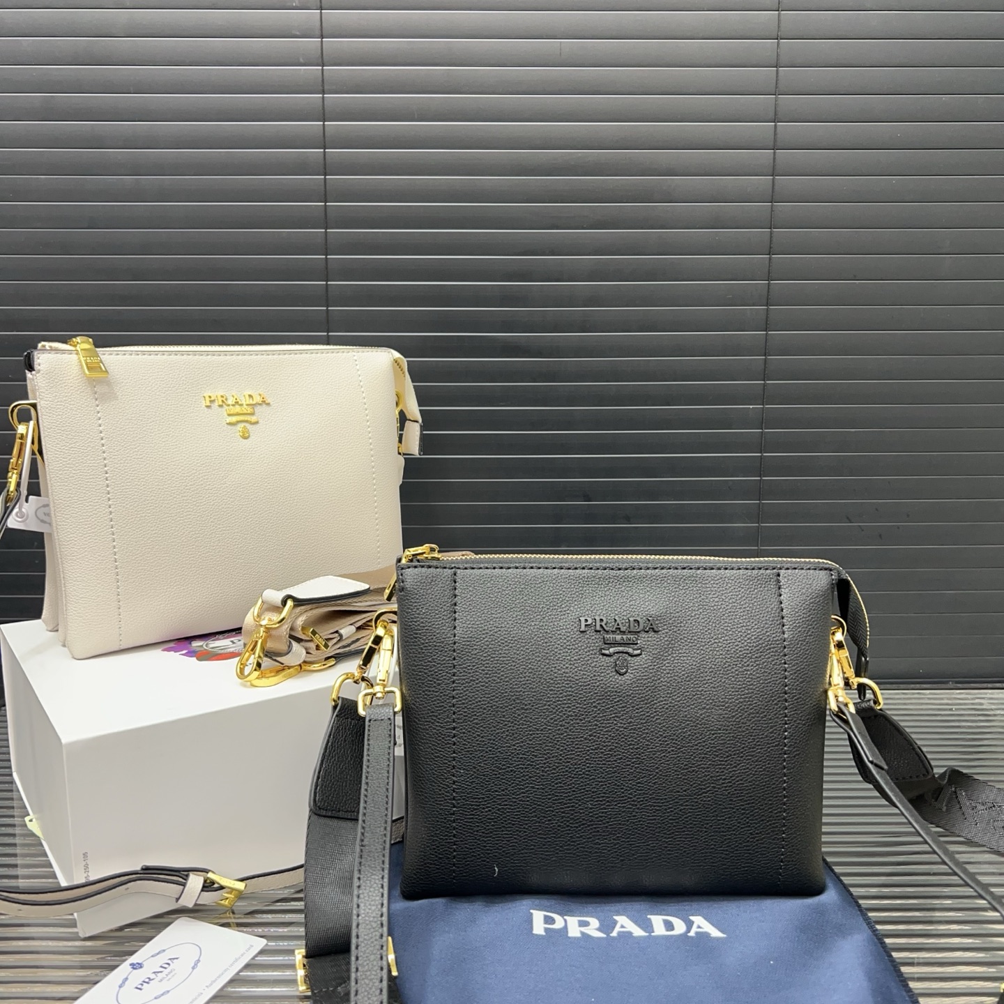 P205 PRADA 普拉达
多功能单肩斜挎包 手拿包 经典百搭 实物拍摄 配送防尘袋礼盒 20 x 26 cm