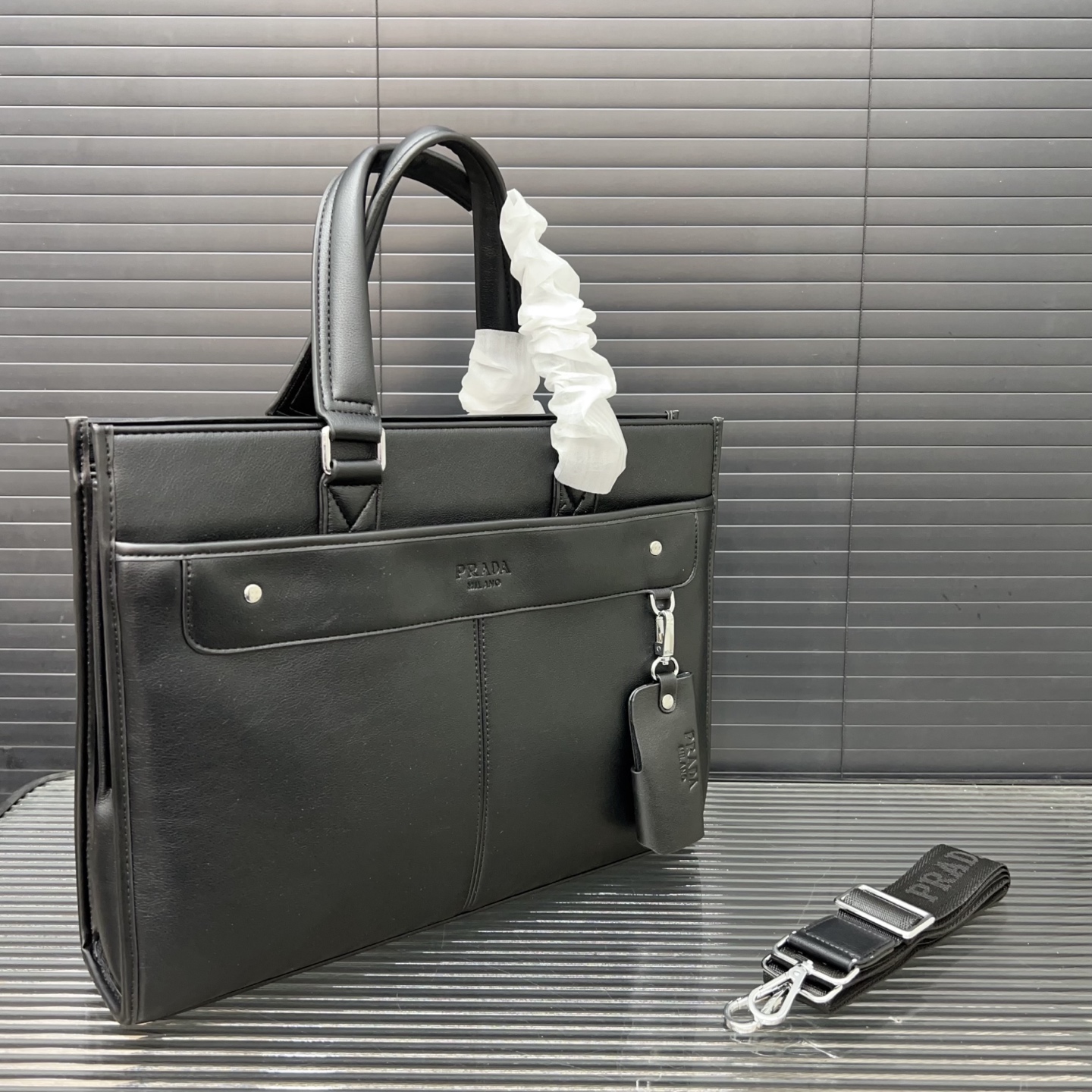 P240 Prada 普拉达
牛皮公文包 配送钥匙包男包电脑包 手提包 经典百搭 实物拍摄 原厂原版面料 高端品质 配送防尘袋 29 x 39 cm。