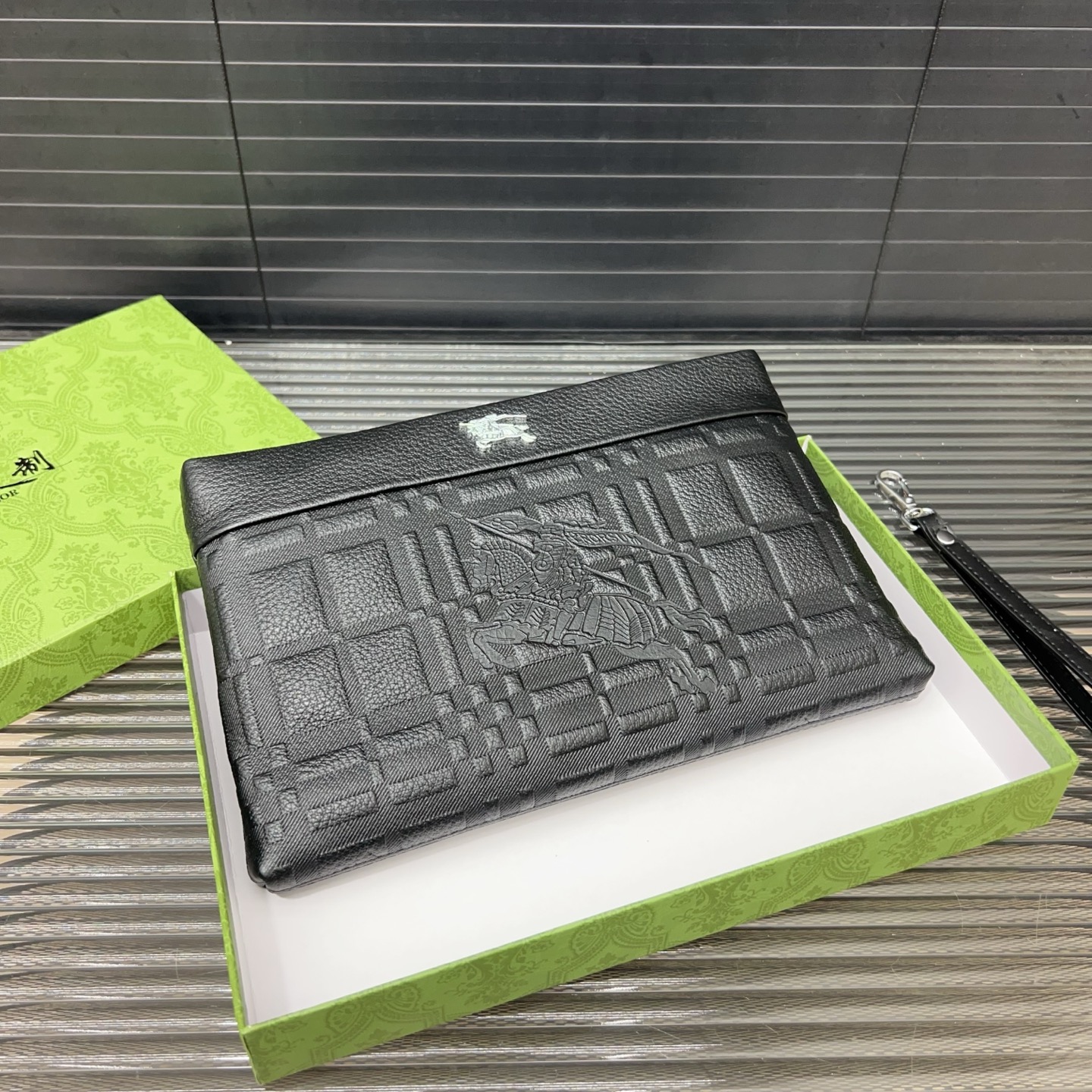 P135 Burberry 巴宝莉 牛皮男士手拿包 手包 高端品质 配送防尘袋 规格26 x 18cm