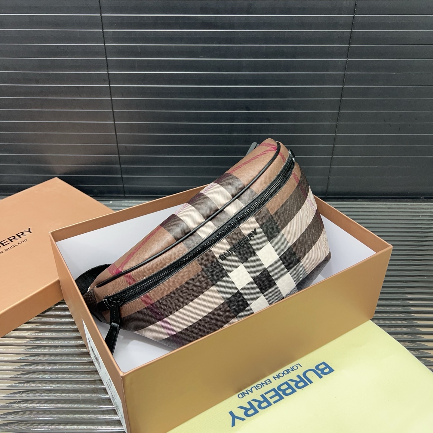 P205 Burberry 巴宝莉
帆布腰包 男女通用胸包 斜挎包 休闲百搭 实物拍摄 原厂原版面料 配送防尘袋 礼盒 36 x 17 cm。