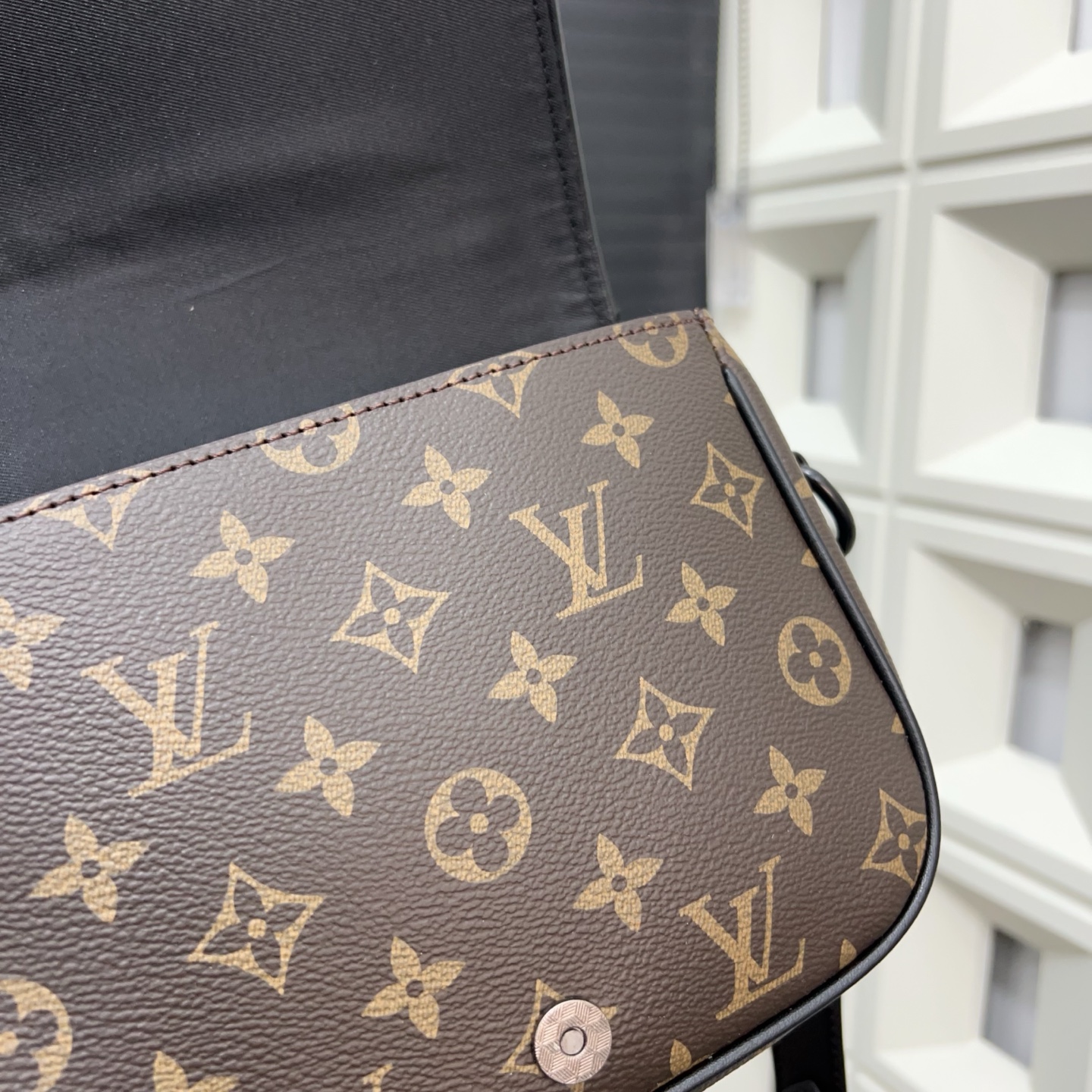 P110 Louisvuitton 路易威登
montsouris 斜挎包翻盖邮差包 单肩包 男女通用斜挎包  经典百搭 实物拍摄 原厂原版面料  配送防尘袋 礼盒 17 x 20 cm。