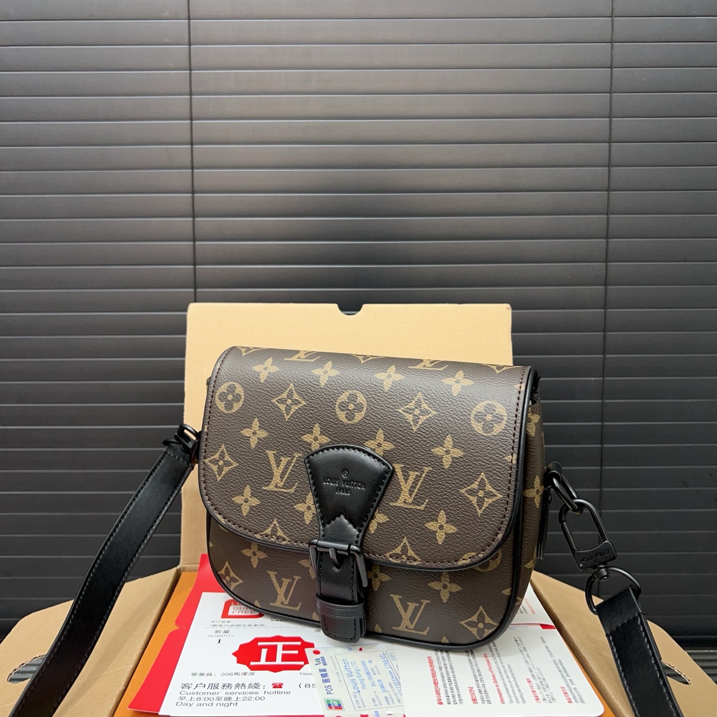 P110 Louisvuitton 路易威登
montsouris 斜挎包翻盖邮差包 单肩包 男女通用斜挎包  经典百搭 实物拍摄 原厂原版面料  配送防尘袋 礼盒 17 x 20 cm。