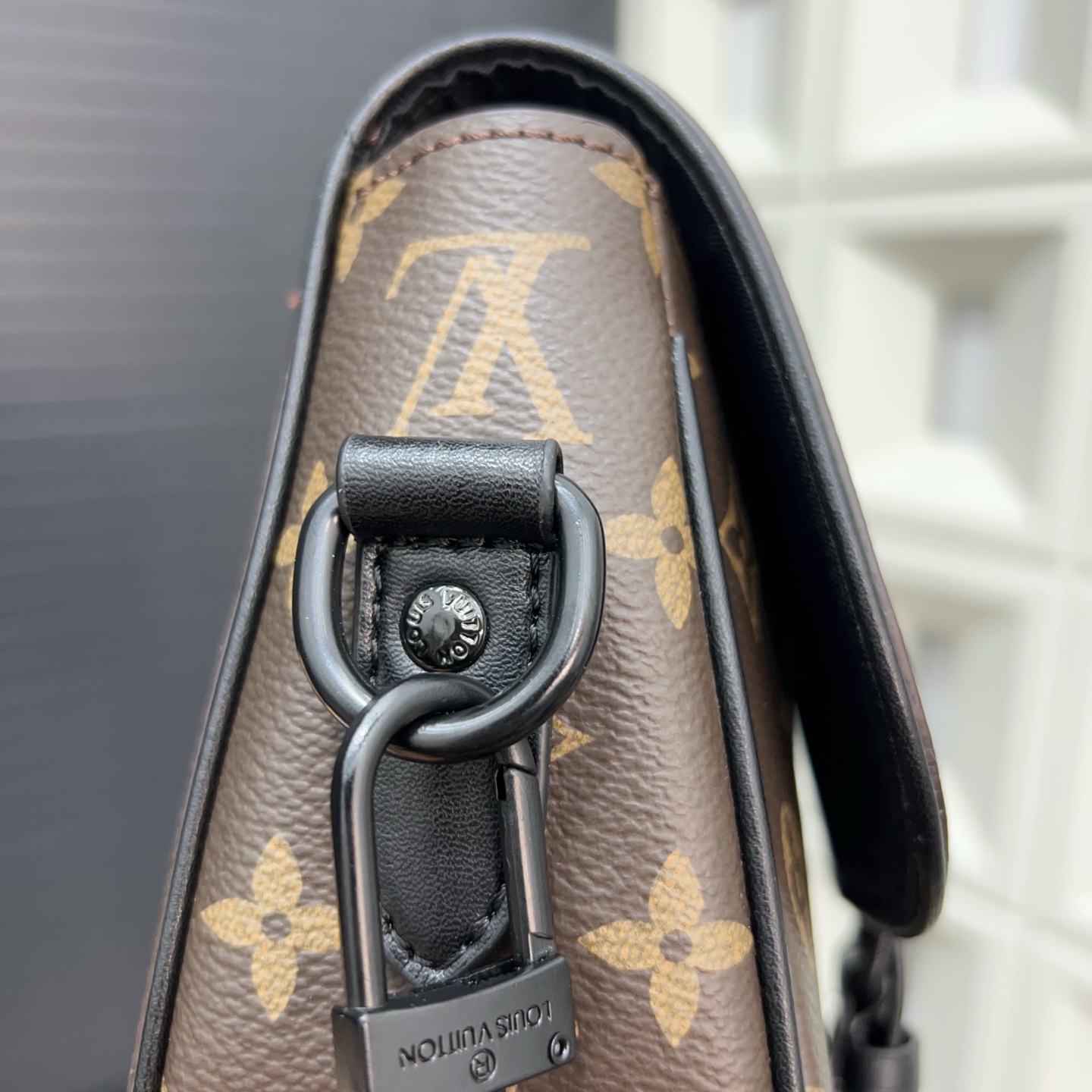 P110 Louisvuitton 路易威登
montsouris 斜挎包翻盖邮差包 单肩包 男女通用斜挎包  经典百搭 实物拍摄 原厂原版面料  配送防尘袋 礼盒 17 x 20 cm。