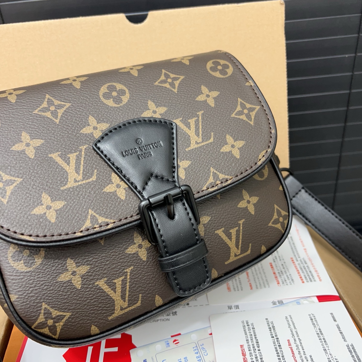 P110 Louisvuitton 路易威登
montsouris 斜挎包翻盖邮差包 单肩包 男女通用斜挎包  经典百搭 实物拍摄 原厂原版面料  配送防尘袋 礼盒 17 x 20 cm。