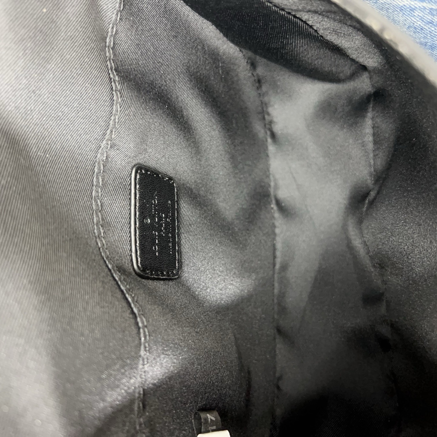 P110 Louisvuitton 路易威登
montsouris 斜挎包翻盖邮差包 单肩包 男女通用斜挎包  经典百搭 实物拍摄 原厂原版面料  配送防尘袋 礼盒 17 x 20 cm。