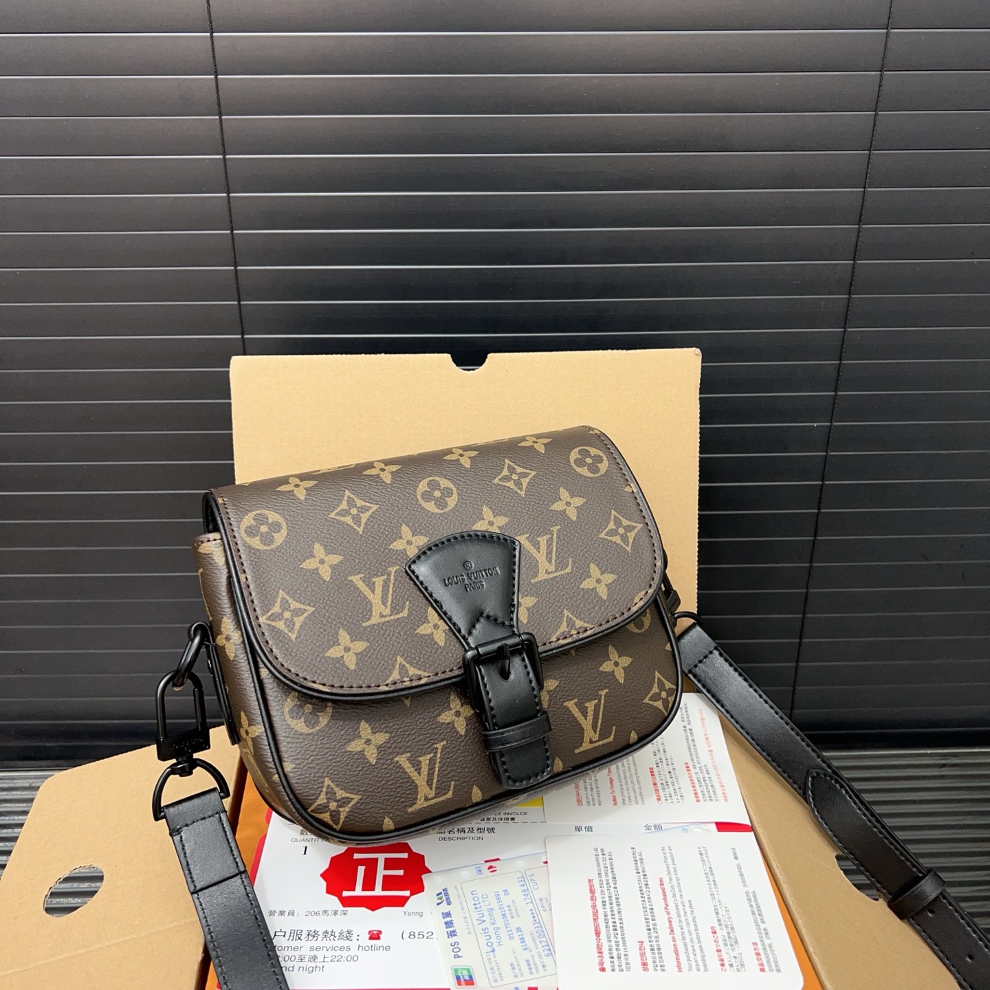 P110 Louisvuitton 路易威登
montsouris 斜挎包翻盖邮差包 单肩包 男女通用斜挎包  经典百搭 实物拍摄 原厂原版面料  配送防尘袋 礼盒 17 x 20 cm。