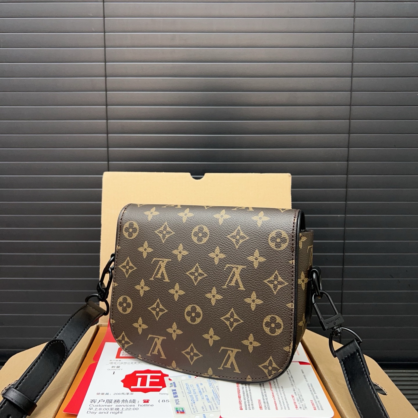 P110 Louisvuitton 路易威登
montsouris 斜挎包翻盖邮差包 单肩包 男女通用斜挎包  经典百搭 实物拍摄 原厂原版面料  配送防尘袋 礼盒 17 x 20 cm。
