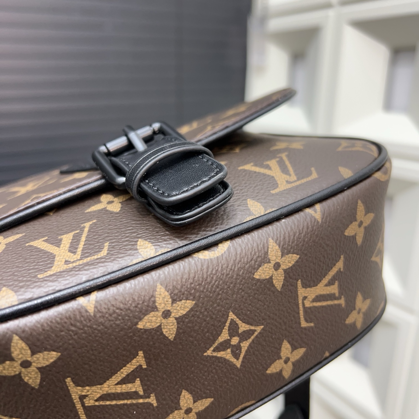 P110 Louisvuitton 路易威登
montsouris 斜挎包翻盖邮差包 单肩包 男女通用斜挎包  经典百搭 实物拍摄 原厂原版面料  配送防尘袋 礼盒 17 x 20 cm。