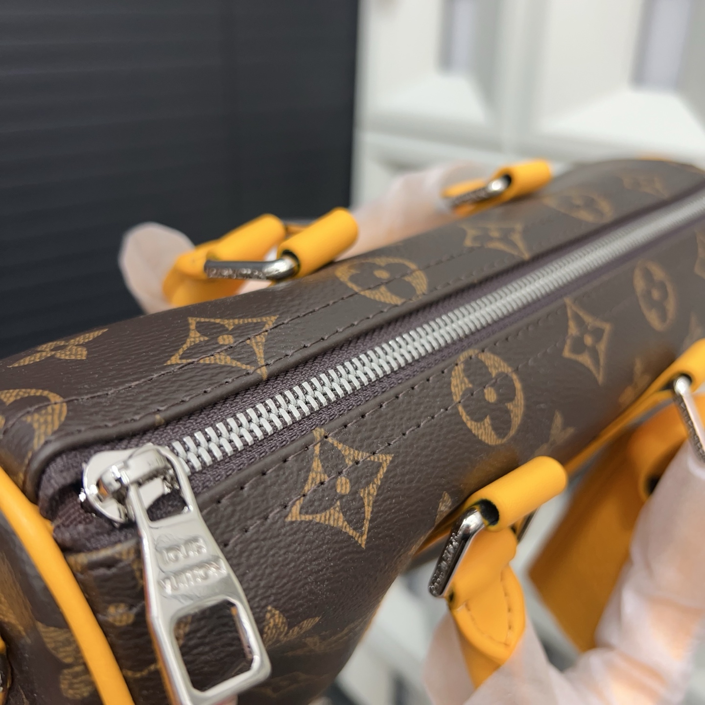 P145 Louisvuitton 路易威登  
KEEPALL 25 系列手袋 印花手提斜挎包 单肩包 实物拍摄 原厂原版面料  配送防尘布袋  折叠礼盒 15 x 25 cm。