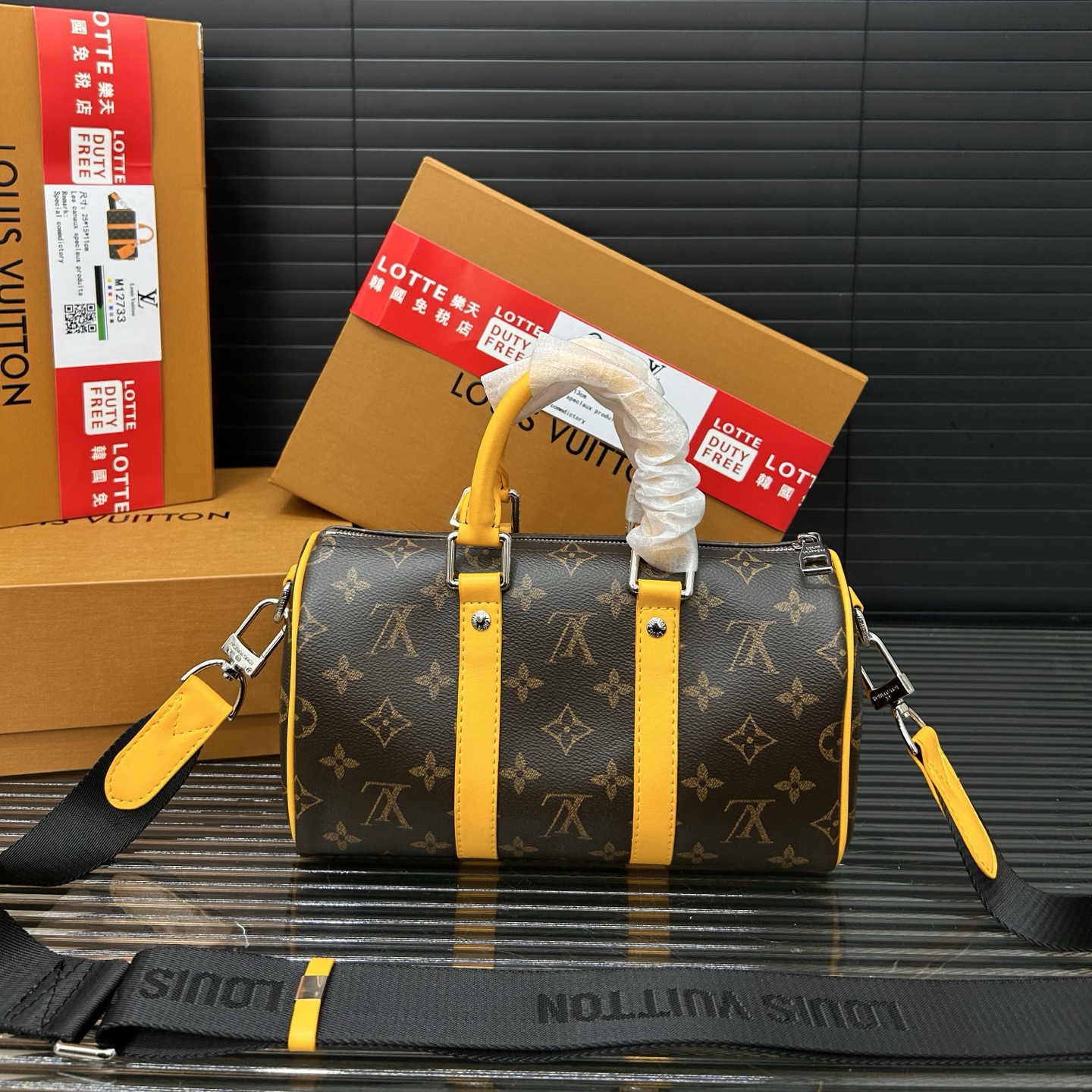 P145 Louisvuitton 路易威登  
KEEPALL 25 系列手袋 印花手提斜挎包 单肩包 实物拍摄 原厂原版面料  配送防尘布袋  折叠礼盒 15 x 25 cm。