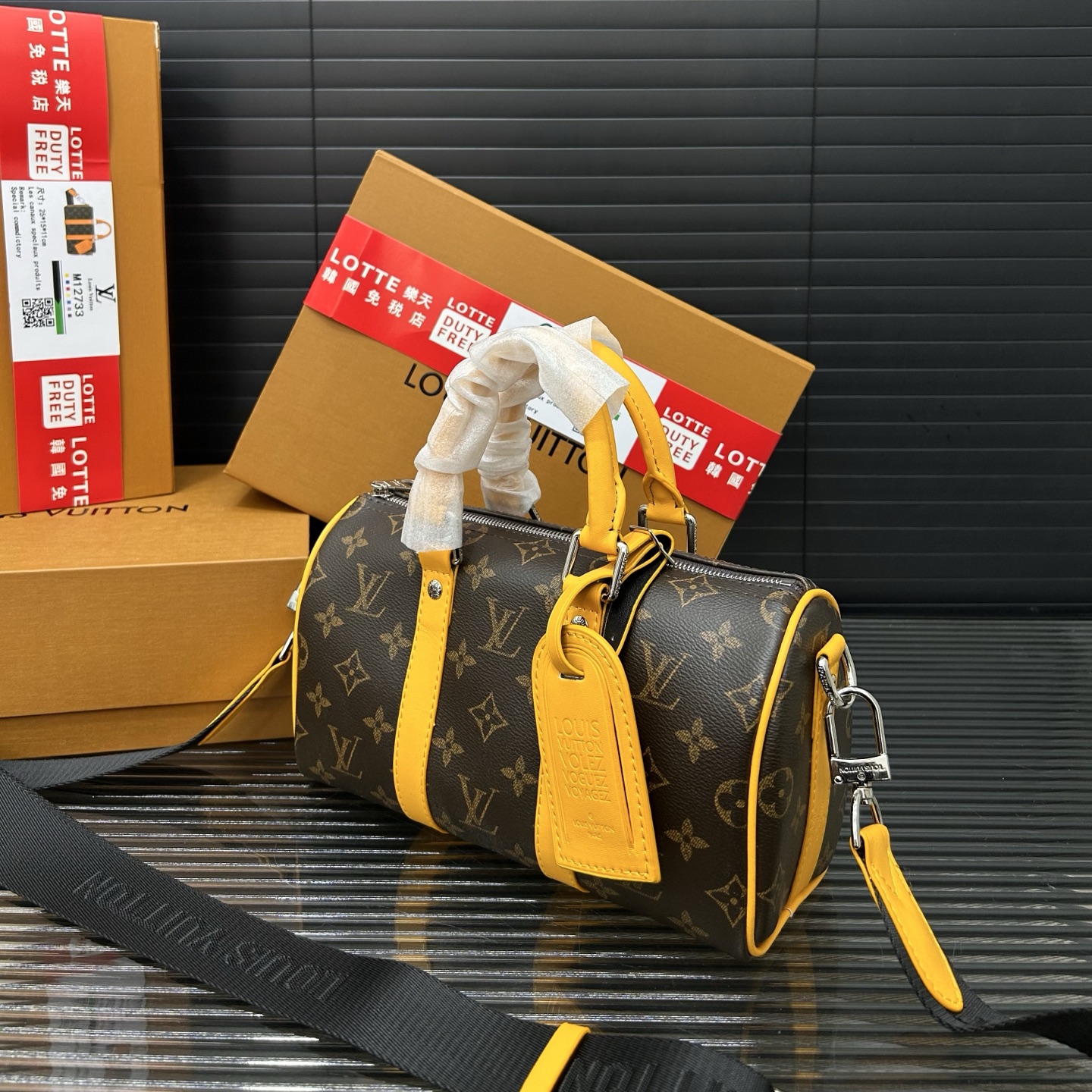 P145 Louisvuitton 路易威登  
KEEPALL 25 系列手袋 印花手提斜挎包 单肩包 实物拍摄 原厂原版面料  配送防尘布袋  折叠礼盒 15 x 25 cm。