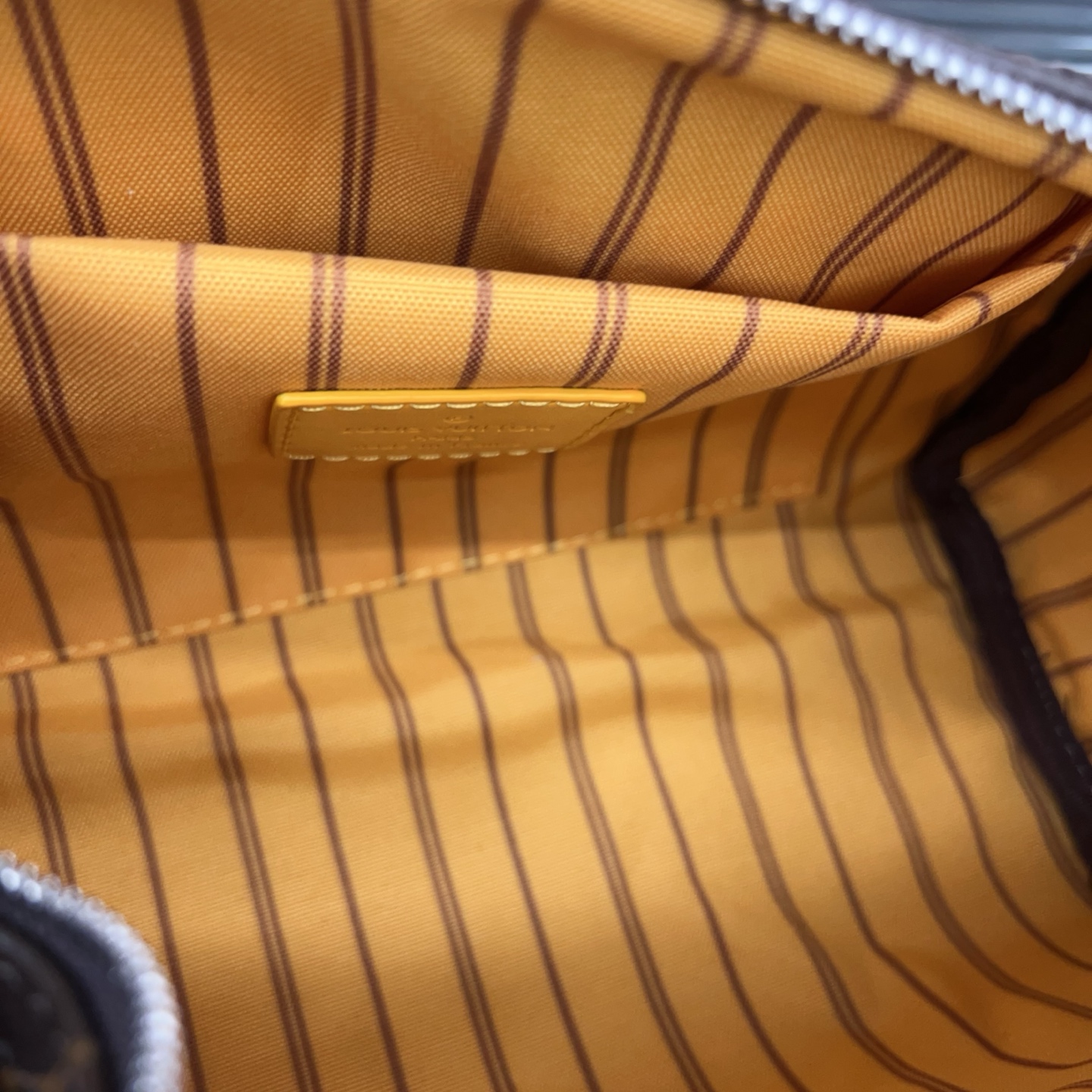 P145 Louisvuitton 路易威登  
KEEPALL 25 系列手袋 印花手提斜挎包 单肩包 实物拍摄 原厂原版面料  配送防尘布袋  折叠礼盒 15 x 25 cm。