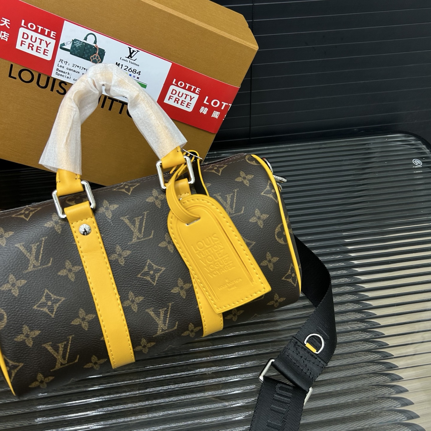 P145 Louisvuitton 路易威登  
KEEPALL 25 系列手袋 印花手提斜挎包 单肩包 实物拍摄 原厂原版面料  配送防尘布袋  折叠礼盒 15 x 25 cm。