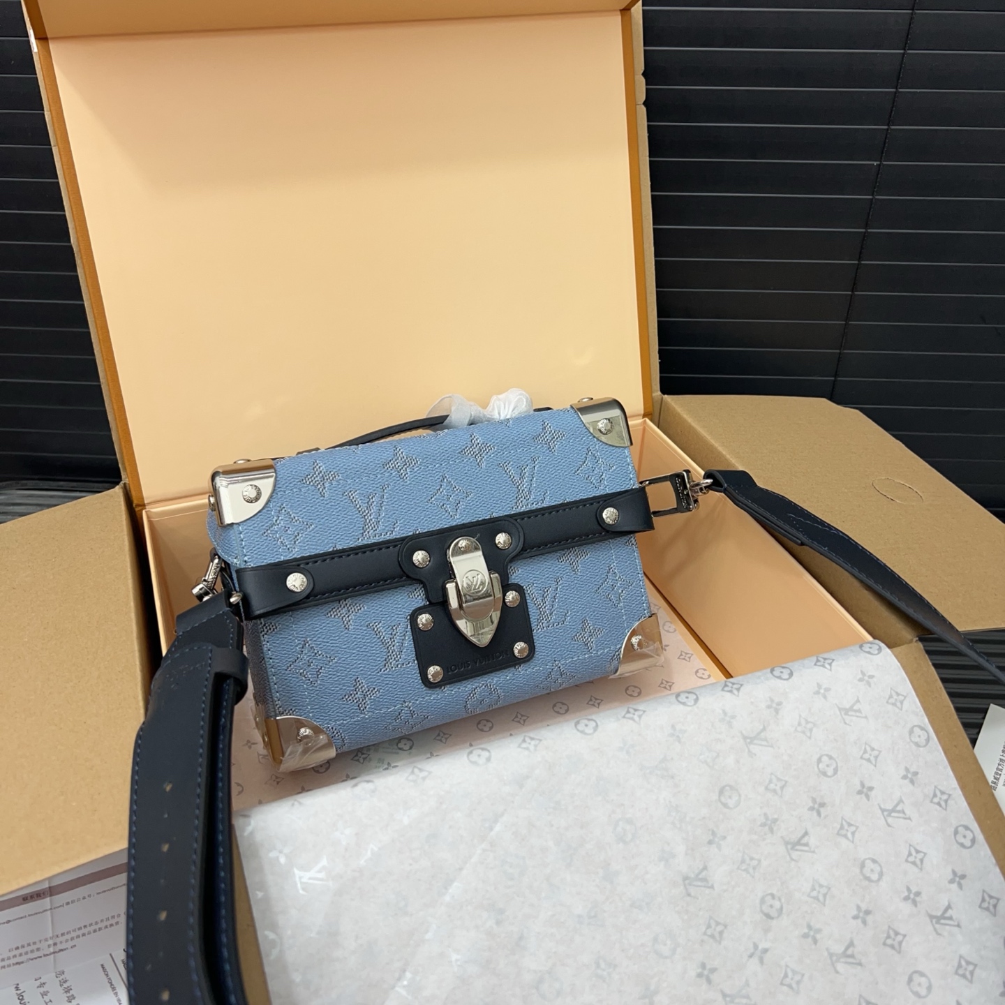 💰480  LouisVuitton 路易威登 
SOUL TRUNK 做旧可拆卸可调节肩带锁扣开合 Monogram Heritage涂层帆布 盒子包单肩斜挎包  男女通用相机包实物拍摄 原厂原版面料 配送礼盒 19 x 15cm。