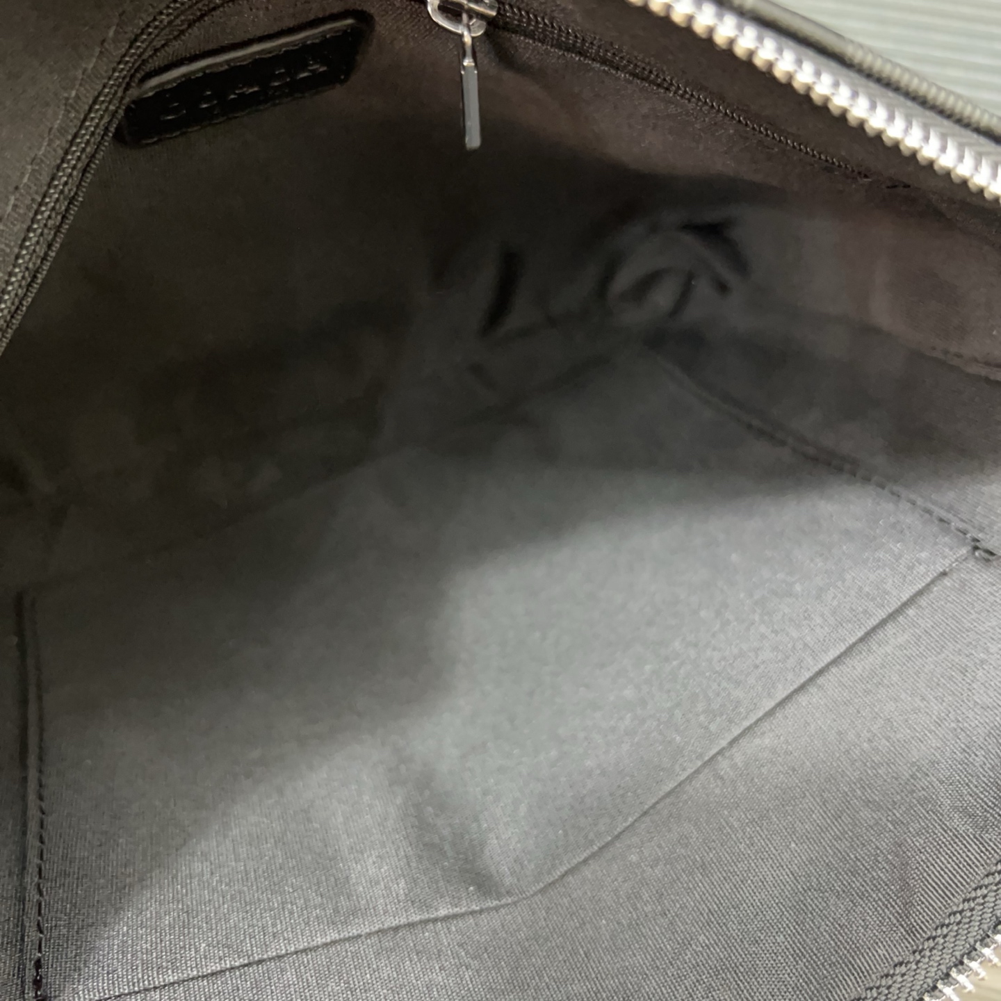 P100 Gucci 古奇
帆布手拿包 卡包钱包多功能男包 实物拍摄 原厂原版面料 配送礼盒 26 x 16 cm。