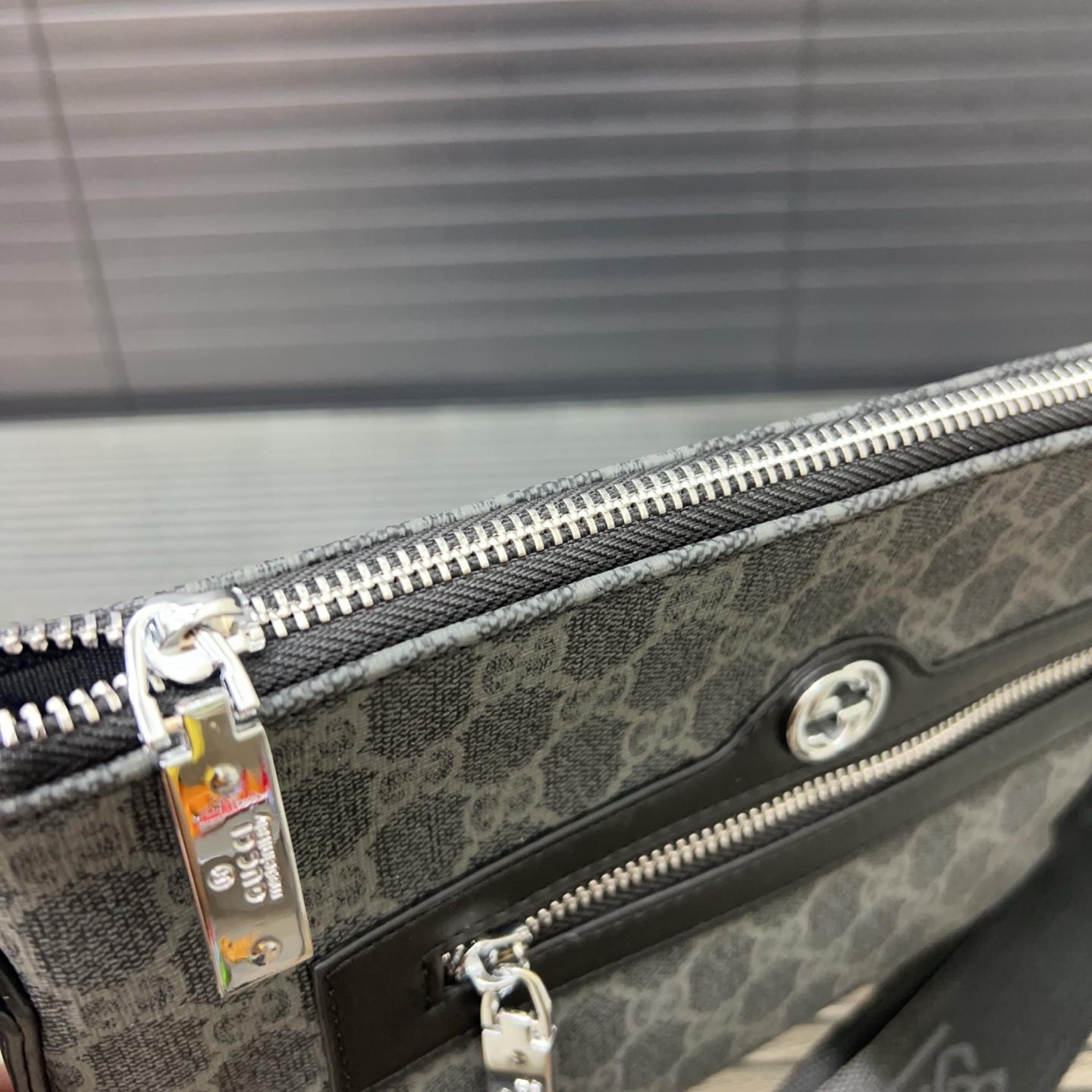 P100 Gucci 古奇
帆布手拿包 卡包钱包多功能男包 实物拍摄 原厂原版面料 配送礼盒 26 x 16 cm。