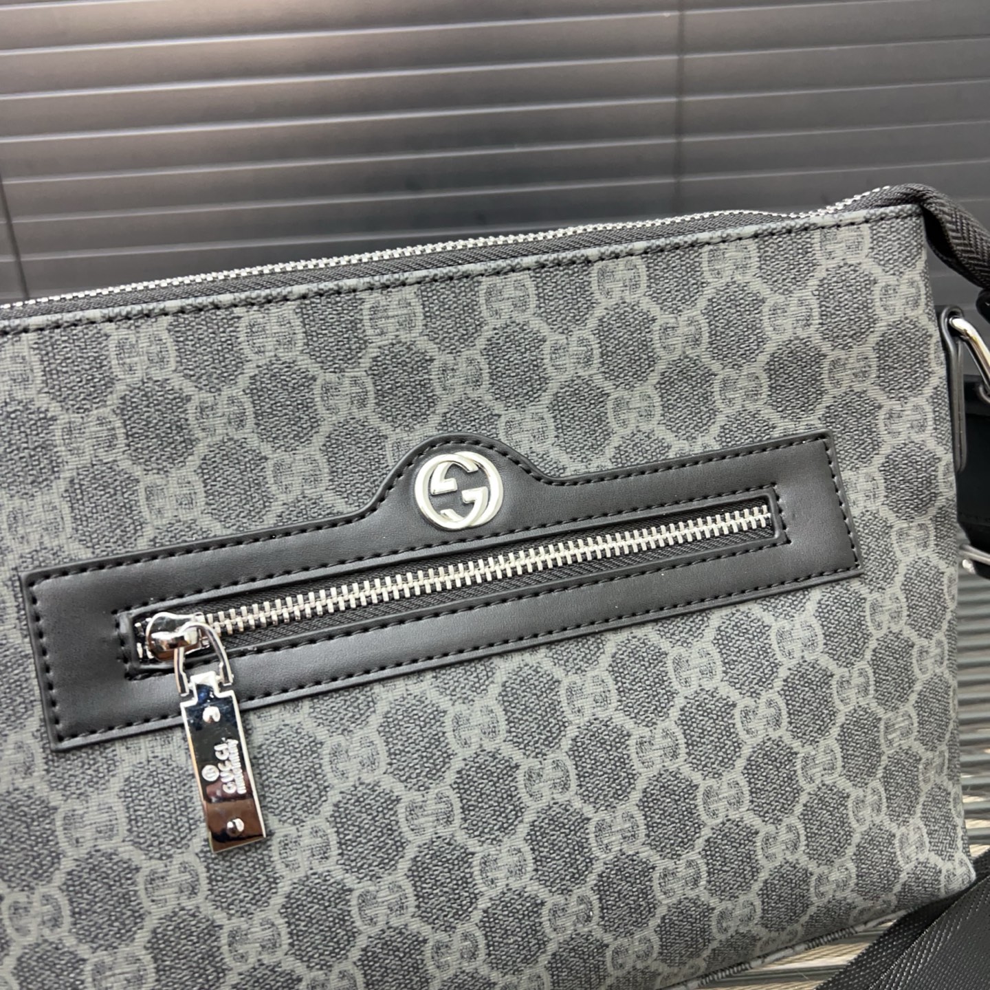 P100 Gucci 古奇
帆布手拿包 卡包钱包多功能男包 实物拍摄 原厂原版面料 配送礼盒 26 x 16 cm。