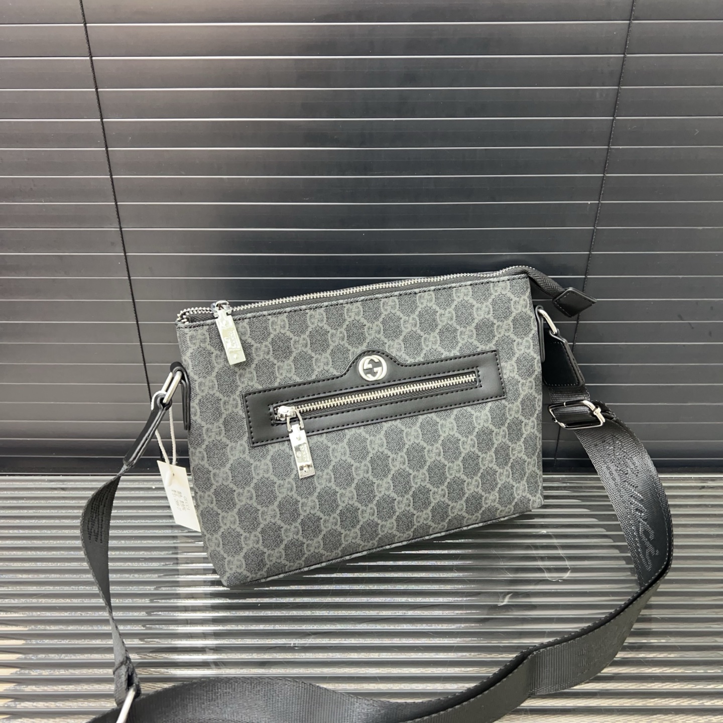 P100 Gucci 古奇
帆布手拿包 卡包钱包多功能男包 实物拍摄 原厂原版面料 配送礼盒 26 x 16 cm。