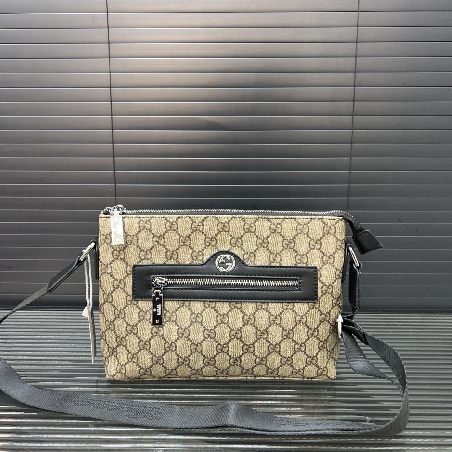 P100 Gucci 古奇
帆布手拿包 卡包钱包多功能男包 实物拍摄 原厂原版面料 配送礼盒 26 x 16 cm。