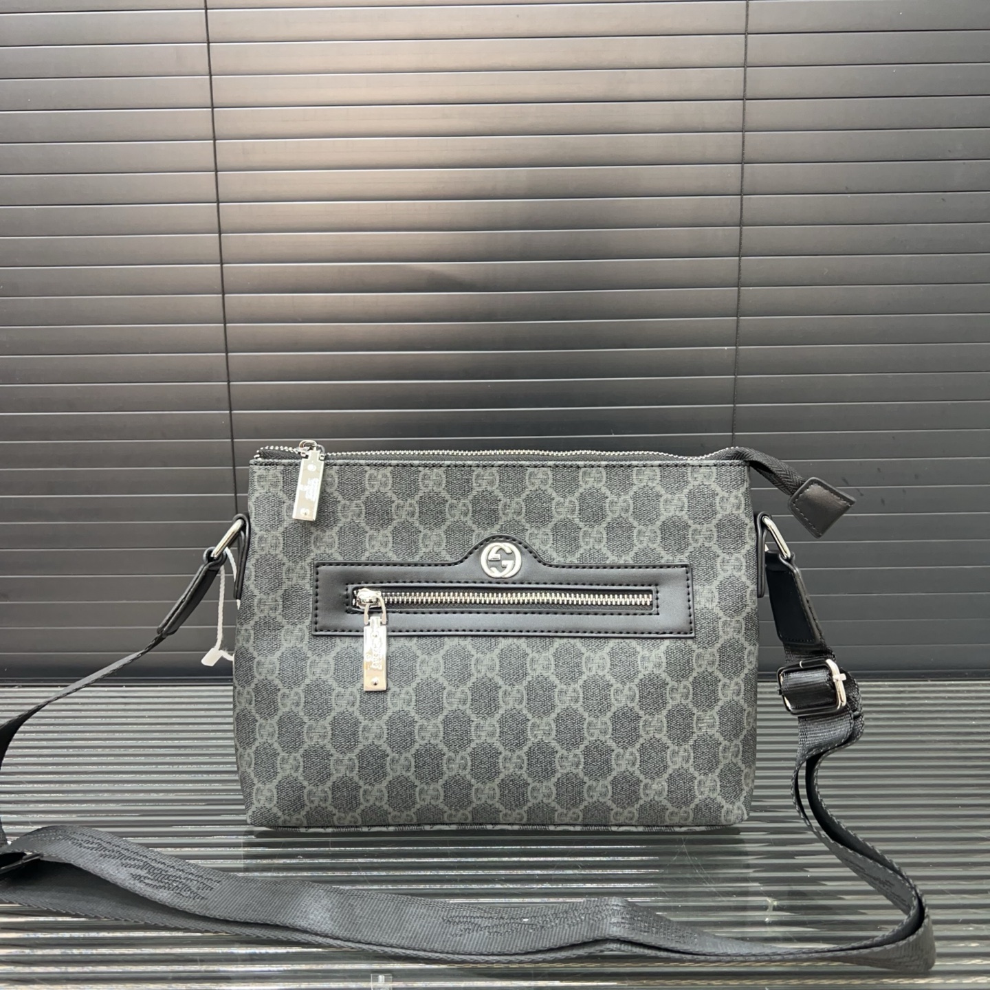 P100 Gucci 古奇
帆布手拿包 卡包钱包多功能男包 实物拍摄 原厂原版面料 配送礼盒 26 x 16 cm。