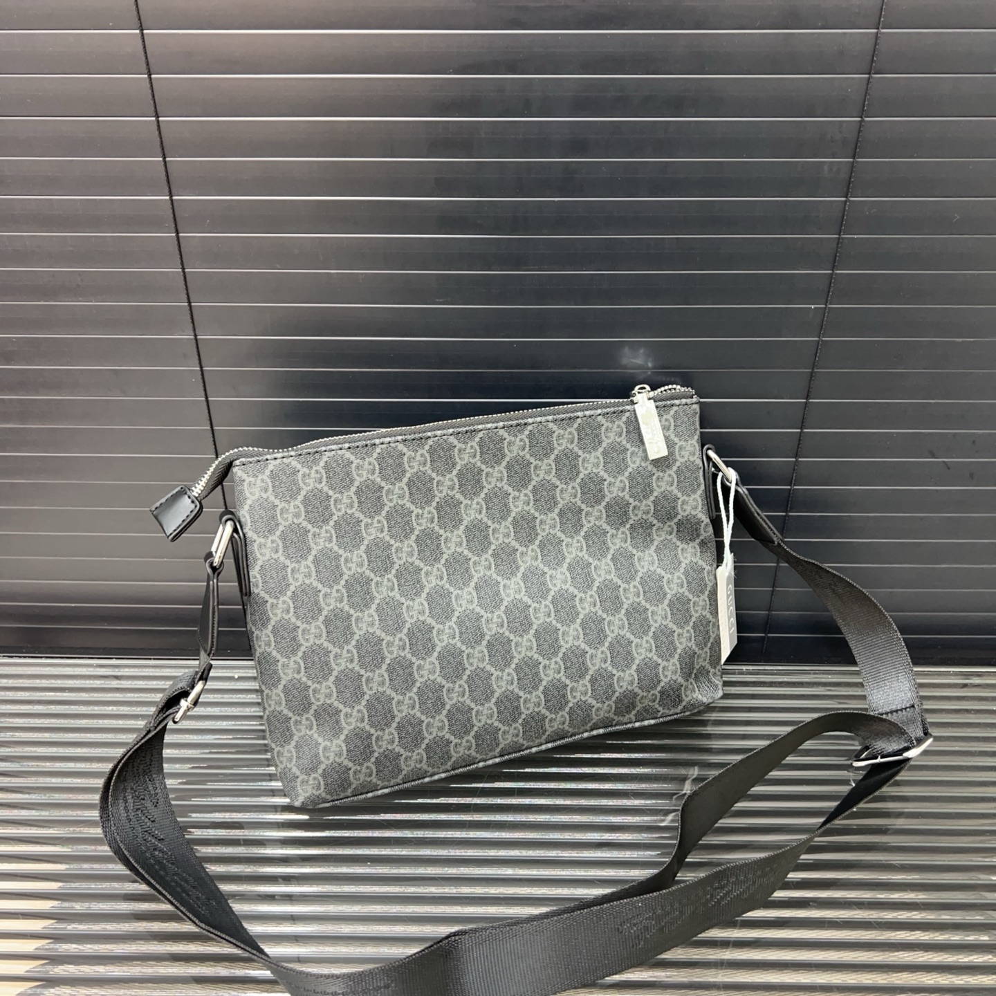 P100 Gucci 古奇
帆布手拿包 卡包钱包多功能男包 实物拍摄 原厂原版面料 配送礼盒 26 x 16 cm。