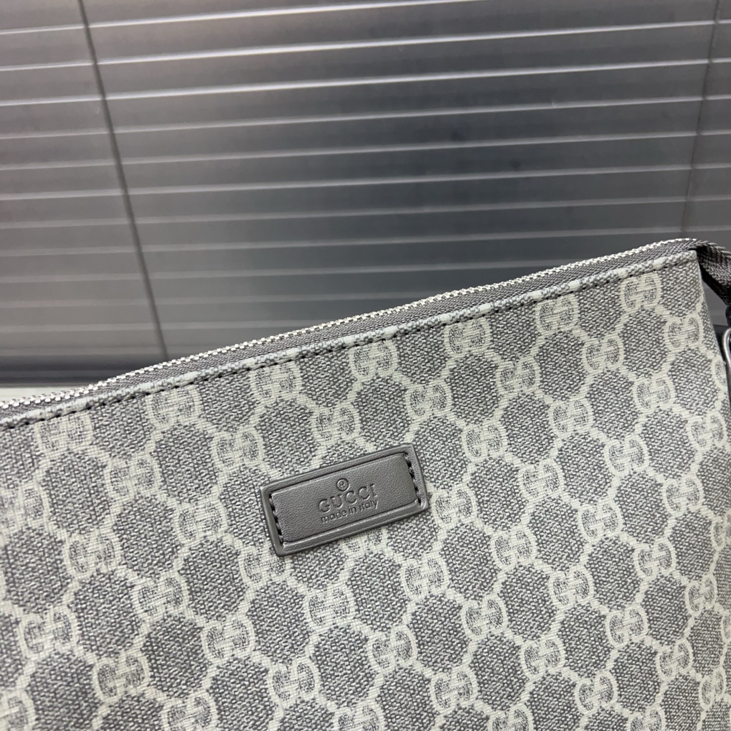 P100 Gucci 古奇
帆布手拿包 卡包钱包多功能男包 实物拍摄 原厂原版面料 配送礼盒 26 x 16 cm。