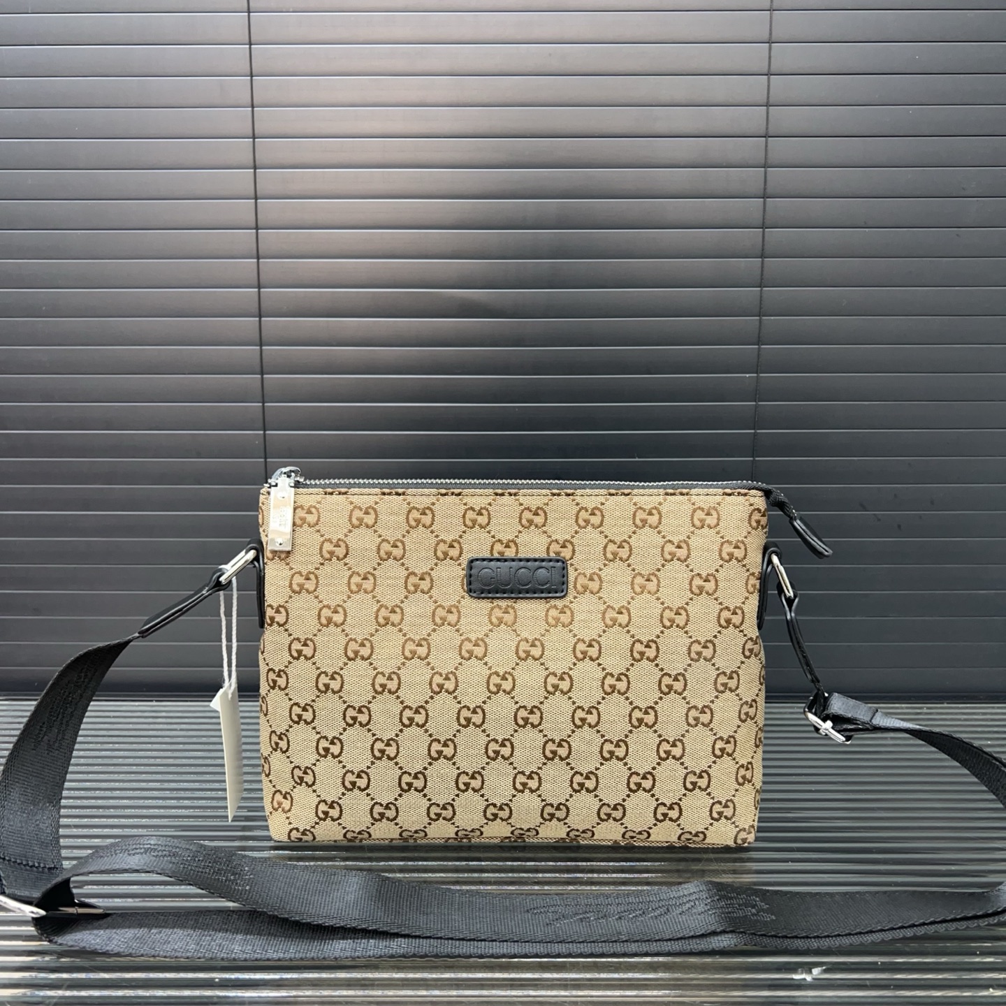 P100 Gucci 古奇
帆布手拿包 卡包钱包多功能男包 实物拍摄 原厂原版面料 配送礼盒 26 x 16 cm。