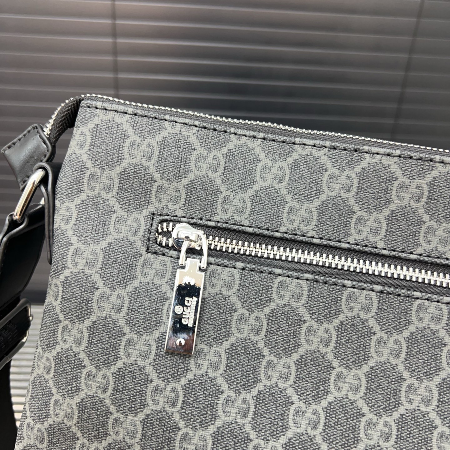 P100 Gucci 古奇
帆布手拿包 卡包钱包多功能男包 实物拍摄 原厂原版面料 配送礼盒 26 x 16 cm。