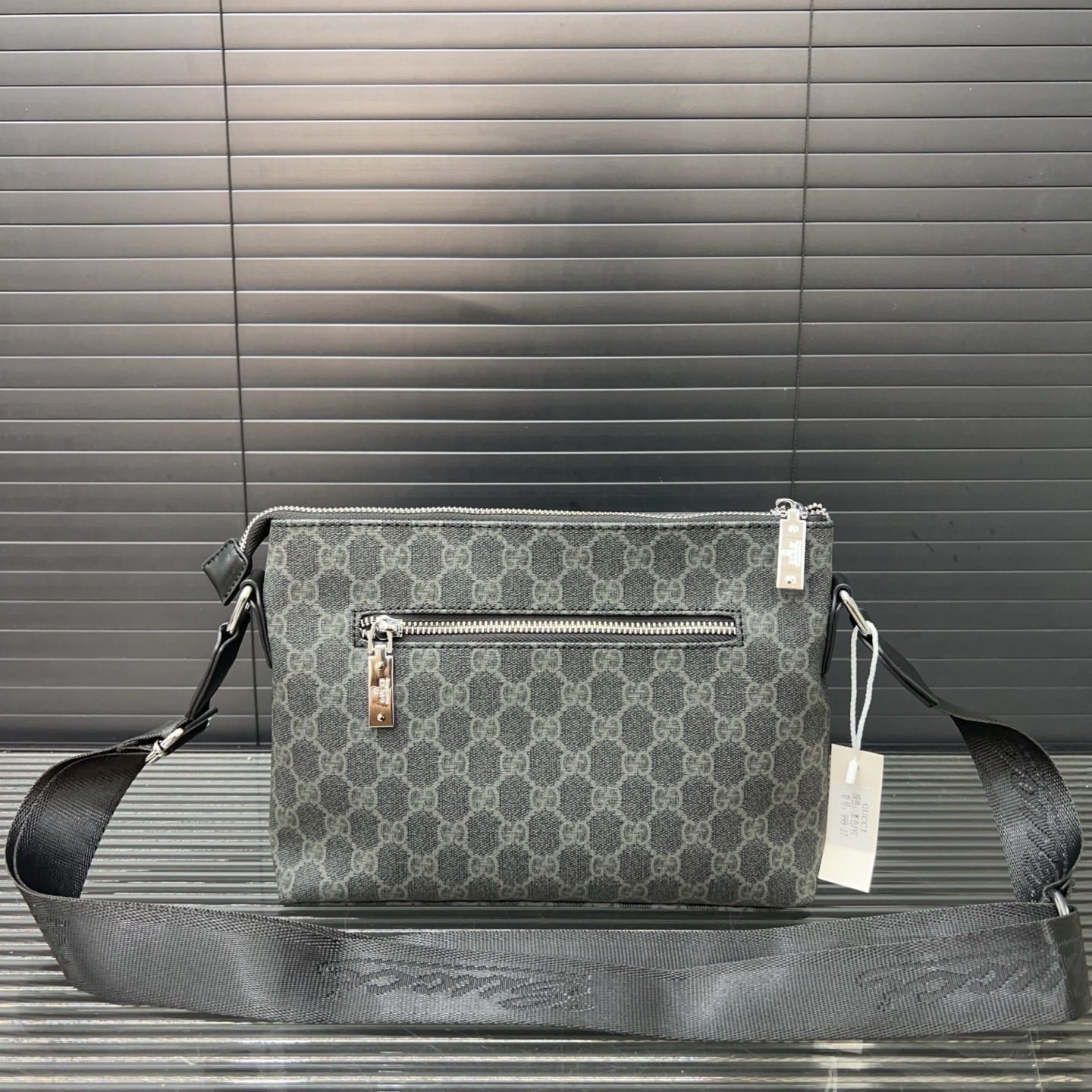 P100 Gucci 古奇
帆布手拿包 卡包钱包多功能男包 实物拍摄 原厂原版面料 配送礼盒 26 x 16 cm。