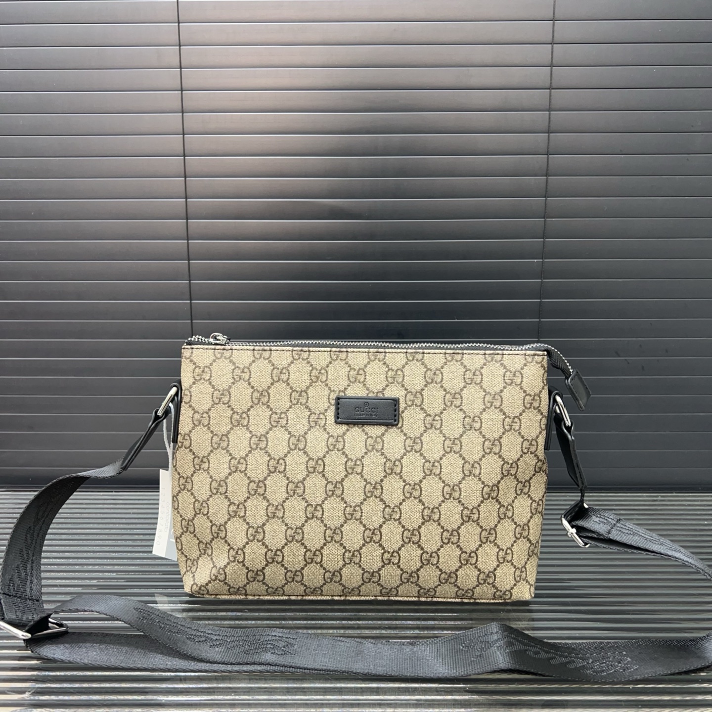 P100 Gucci 古奇
帆布手拿包 卡包钱包多功能男包 实物拍摄 原厂原版面料 配送礼盒 26 x 16 cm。