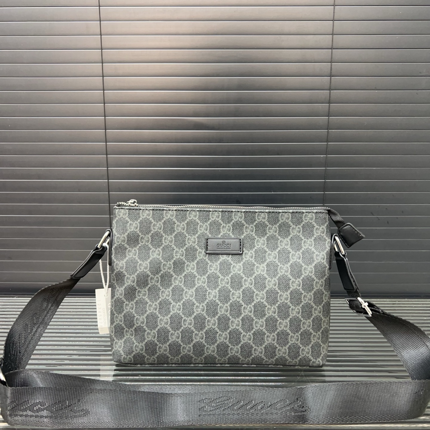 P100 Gucci 古奇
帆布手拿包 卡包钱包多功能男包 实物拍摄 原厂原版面料 配送礼盒 26 x 16 cm。