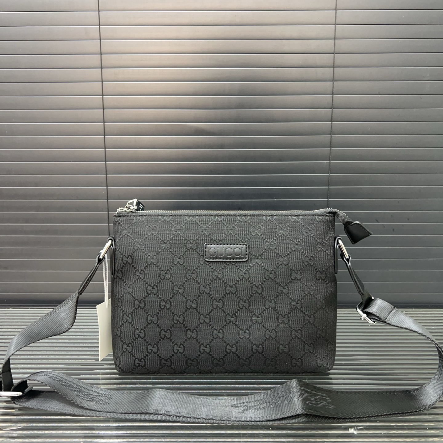 P100 Gucci 古奇
帆布手拿包 卡包钱包多功能男包 实物拍摄 原厂原版面料 配送礼盒 26 x 16 cm。