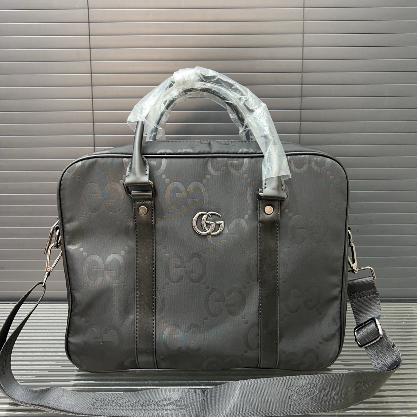 P145 Gucci 古奇
GG帆布男包公文包 手提包 电脑包 经典百搭 实物拍摄 原厂原版面料 配送防尘袋  28 x 38 cm。